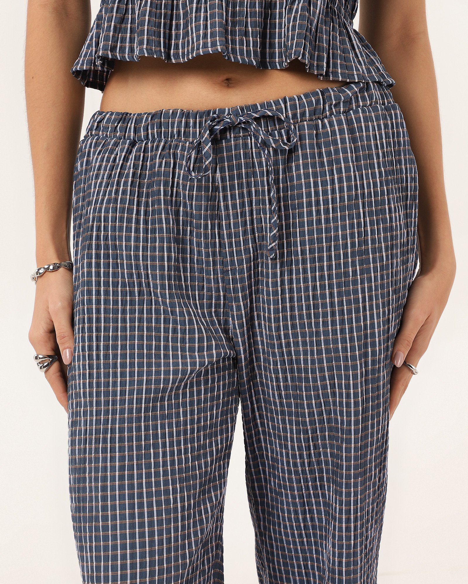 Calça feminina relaxed em viscose geométrica azul | Pool