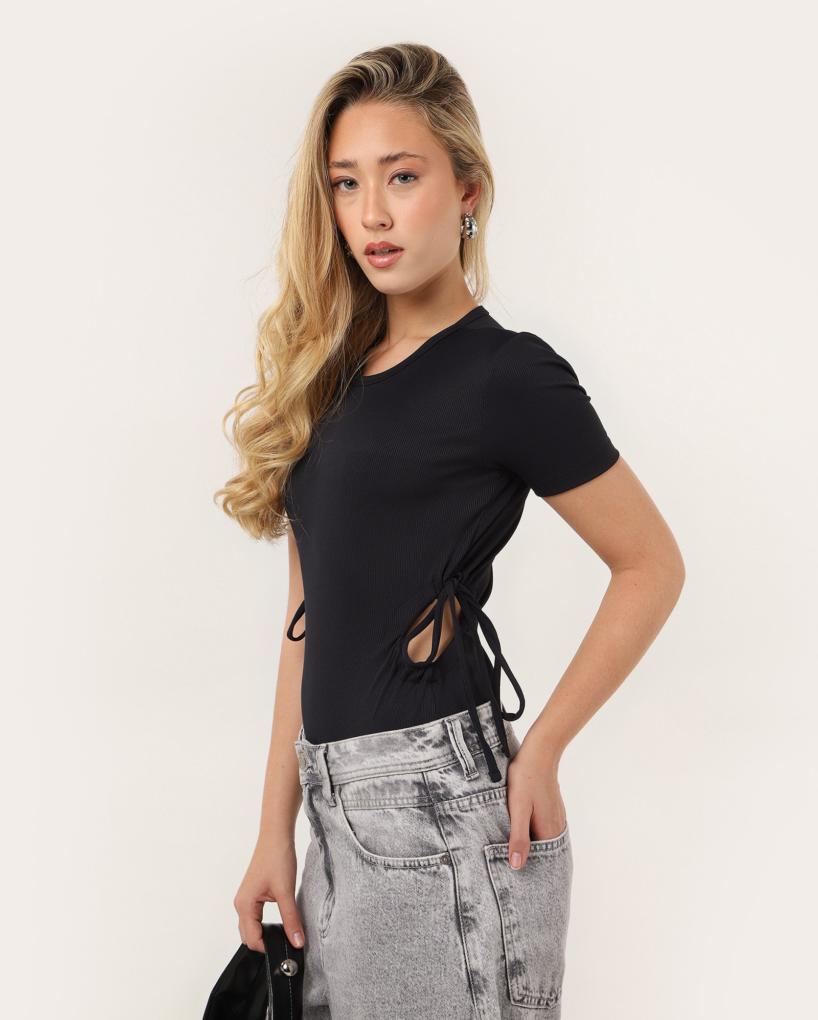 Body feminino canelado cut out com laço preto | Pool