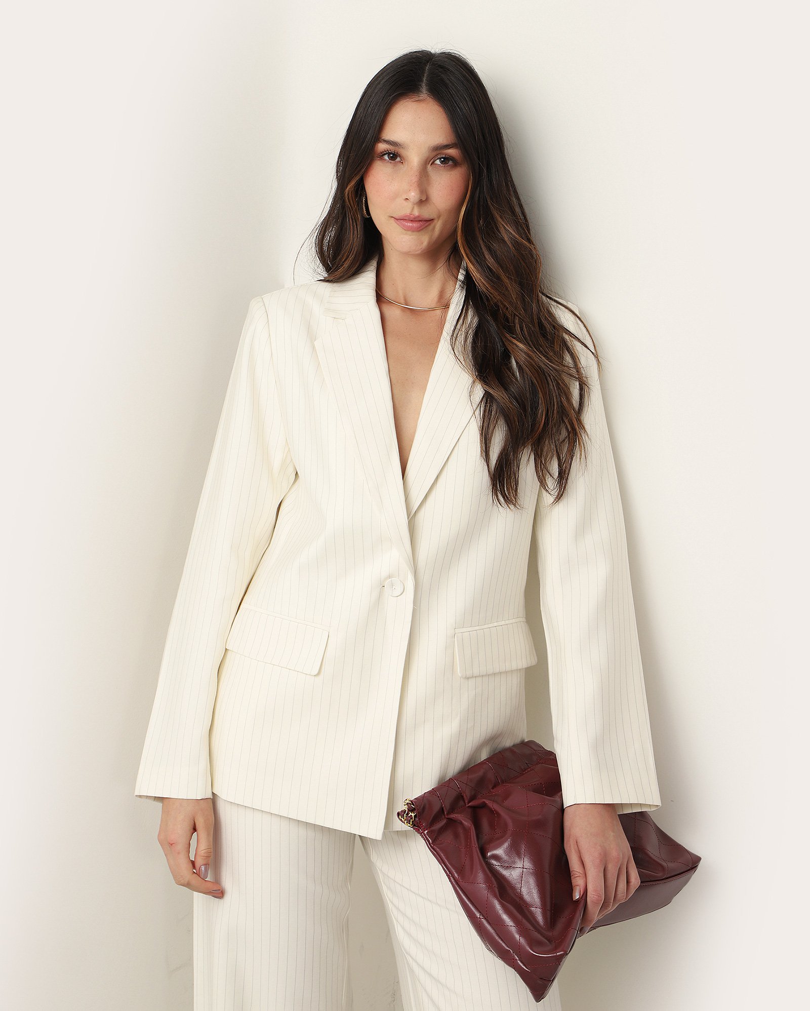 Blazer feminino alongado risca de giz bege