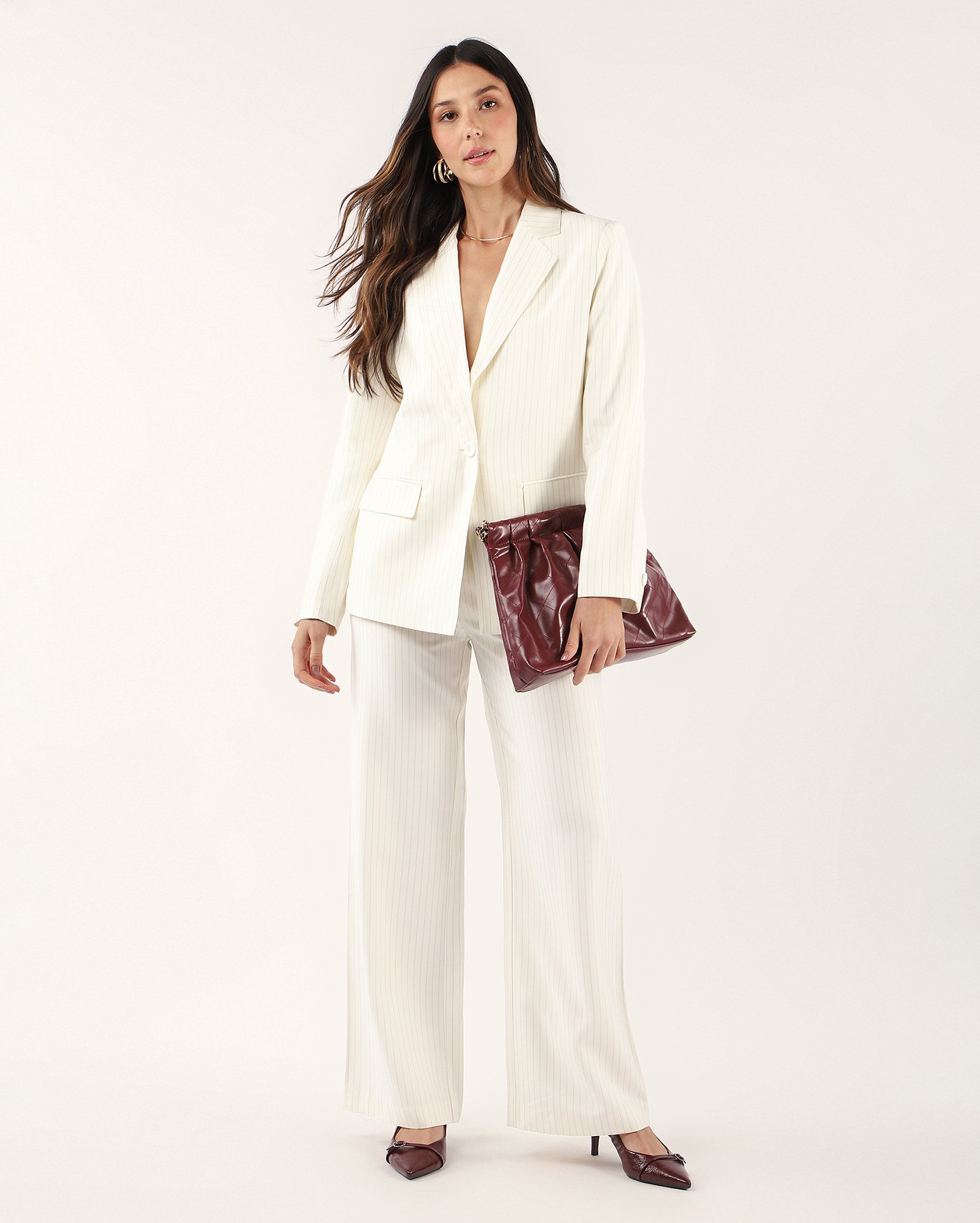 Blazer feminino alongado risca de giz bege