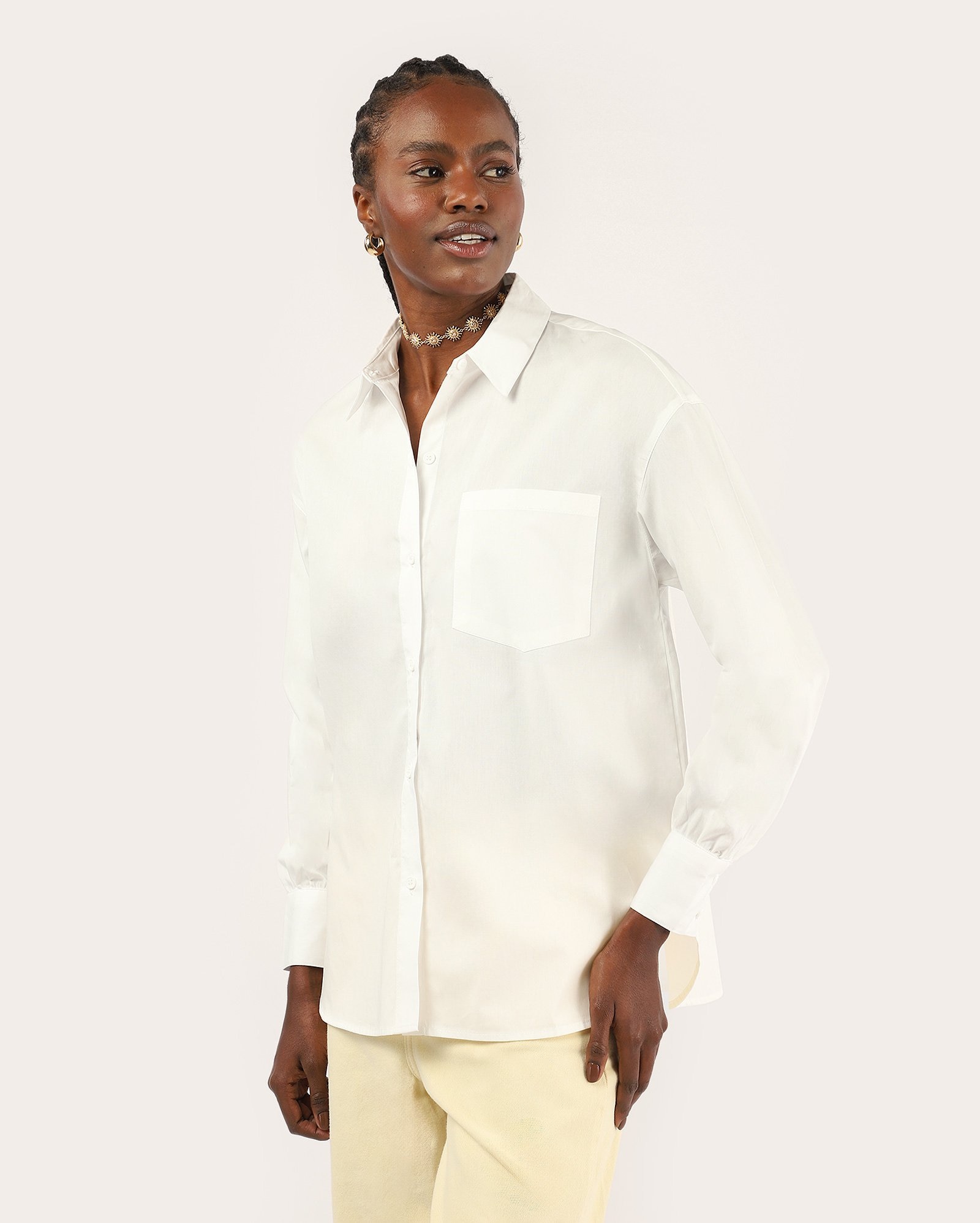 Camisa feminina ampla com bolso - branca