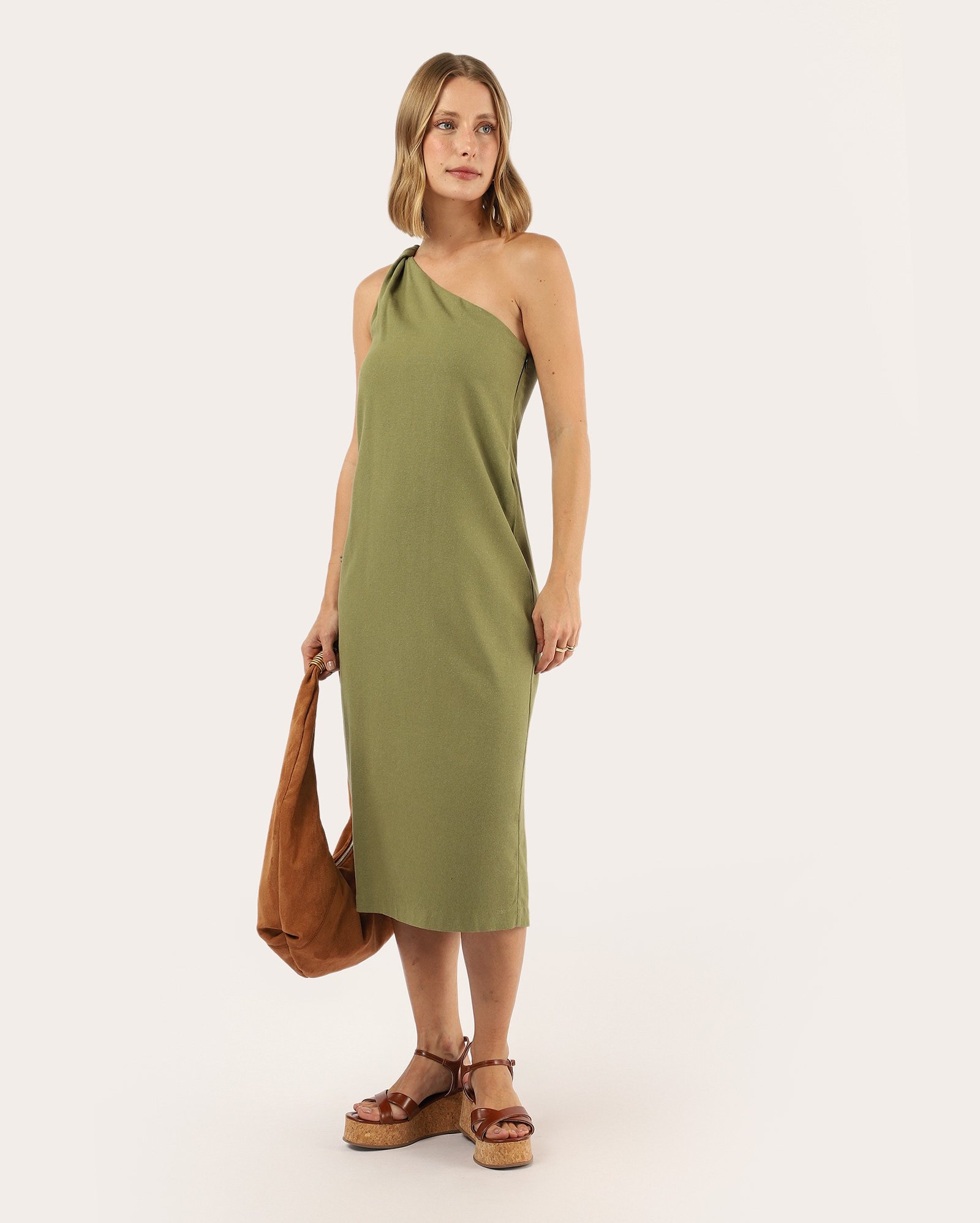 Vestido midi em viscolinho com ombro único torcido - Verde Musgo