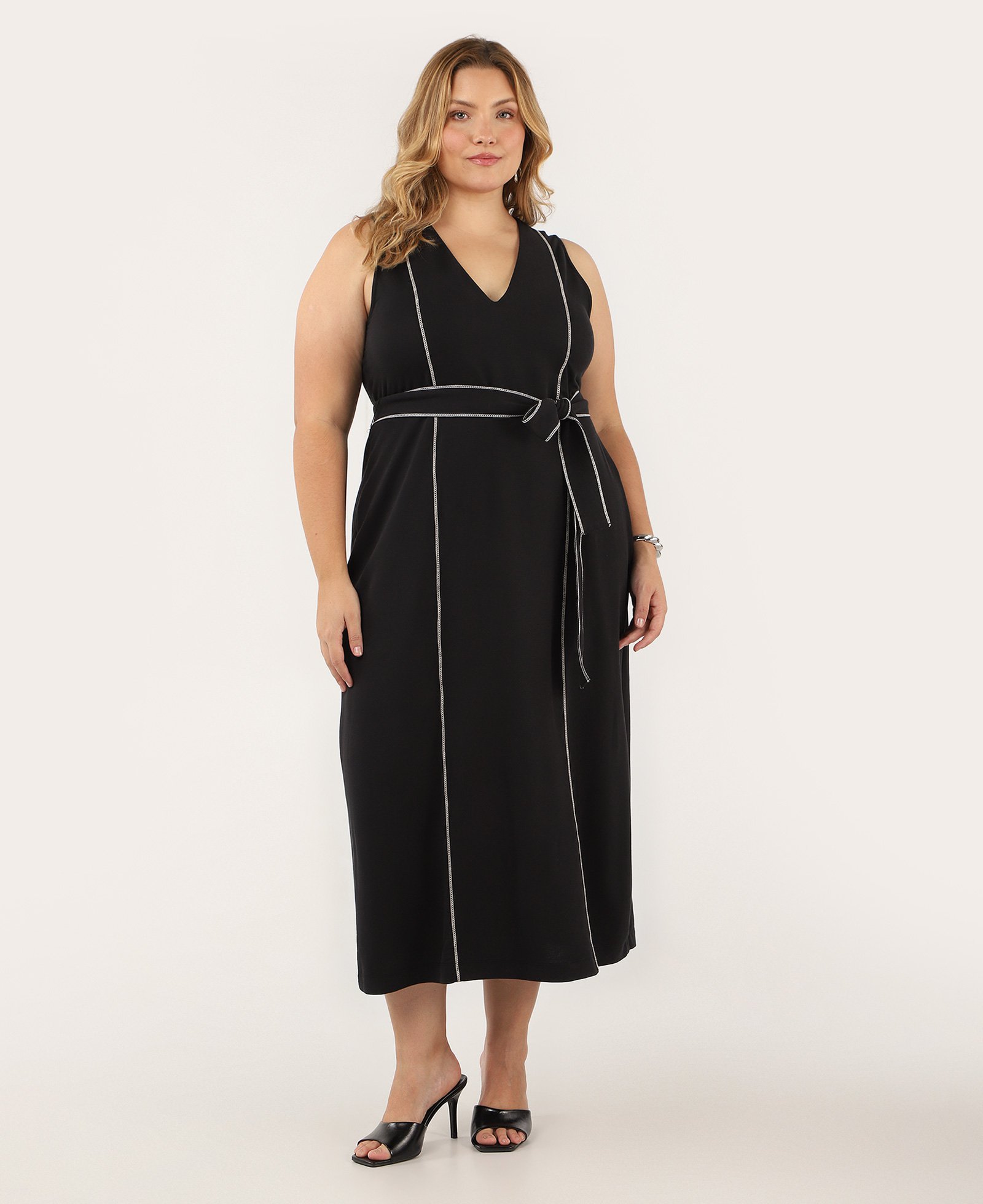 Vestido longo plus size com faixa de amarração preto | AK Plus