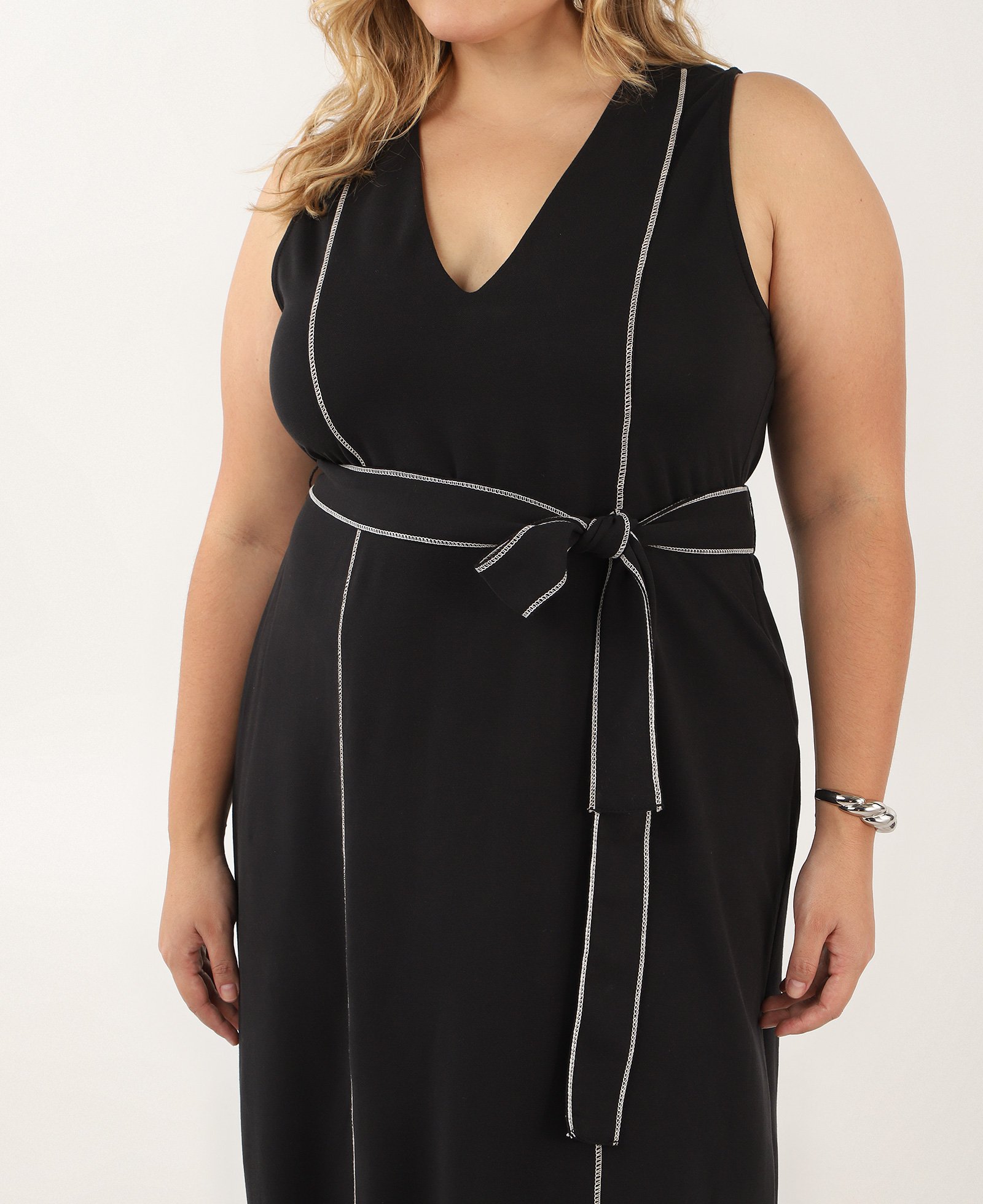 Vestido longo plus size com faixa de amarração preto | AK Plus