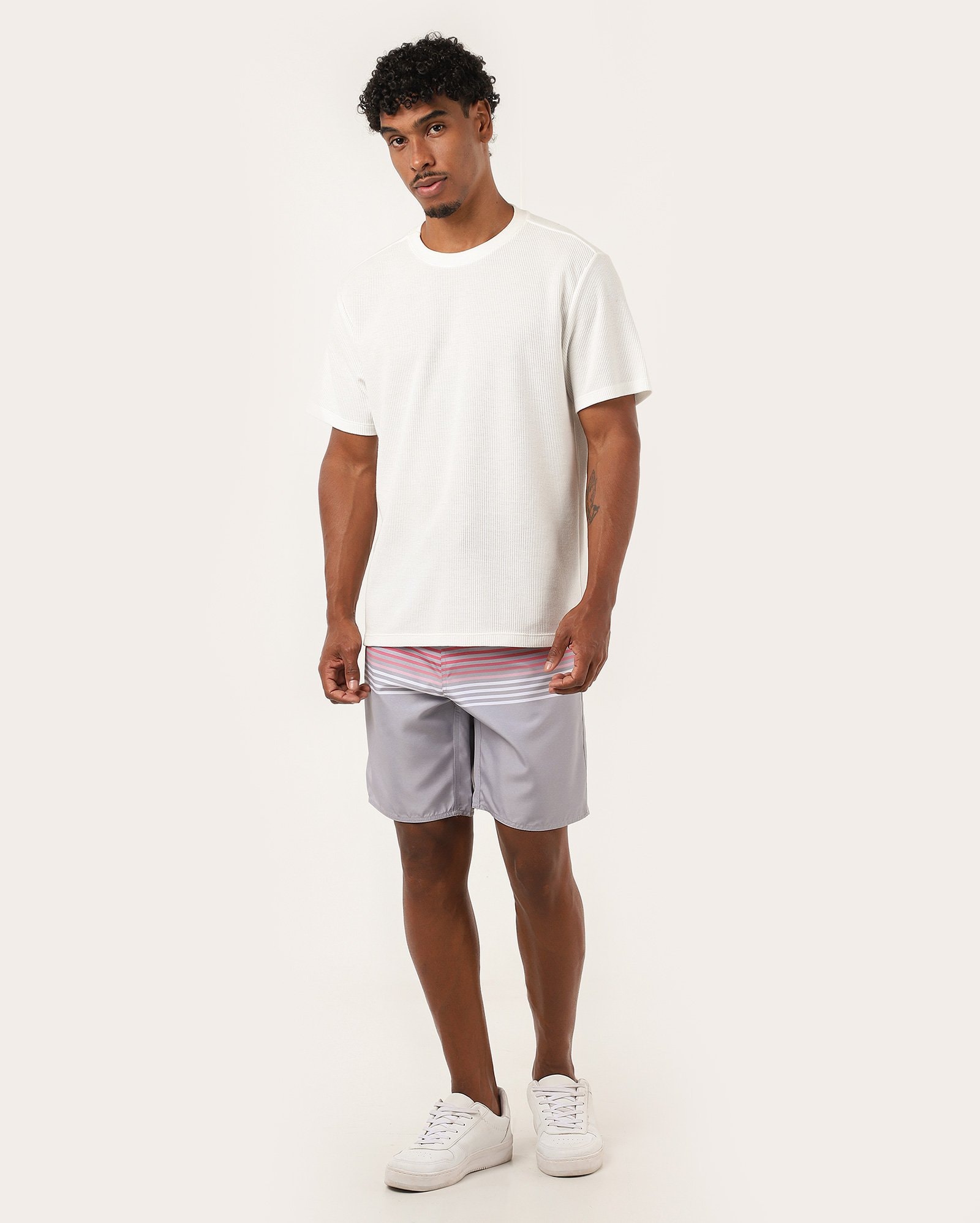Bermuda surf masculina com listras e cordão - Cinza Claro
