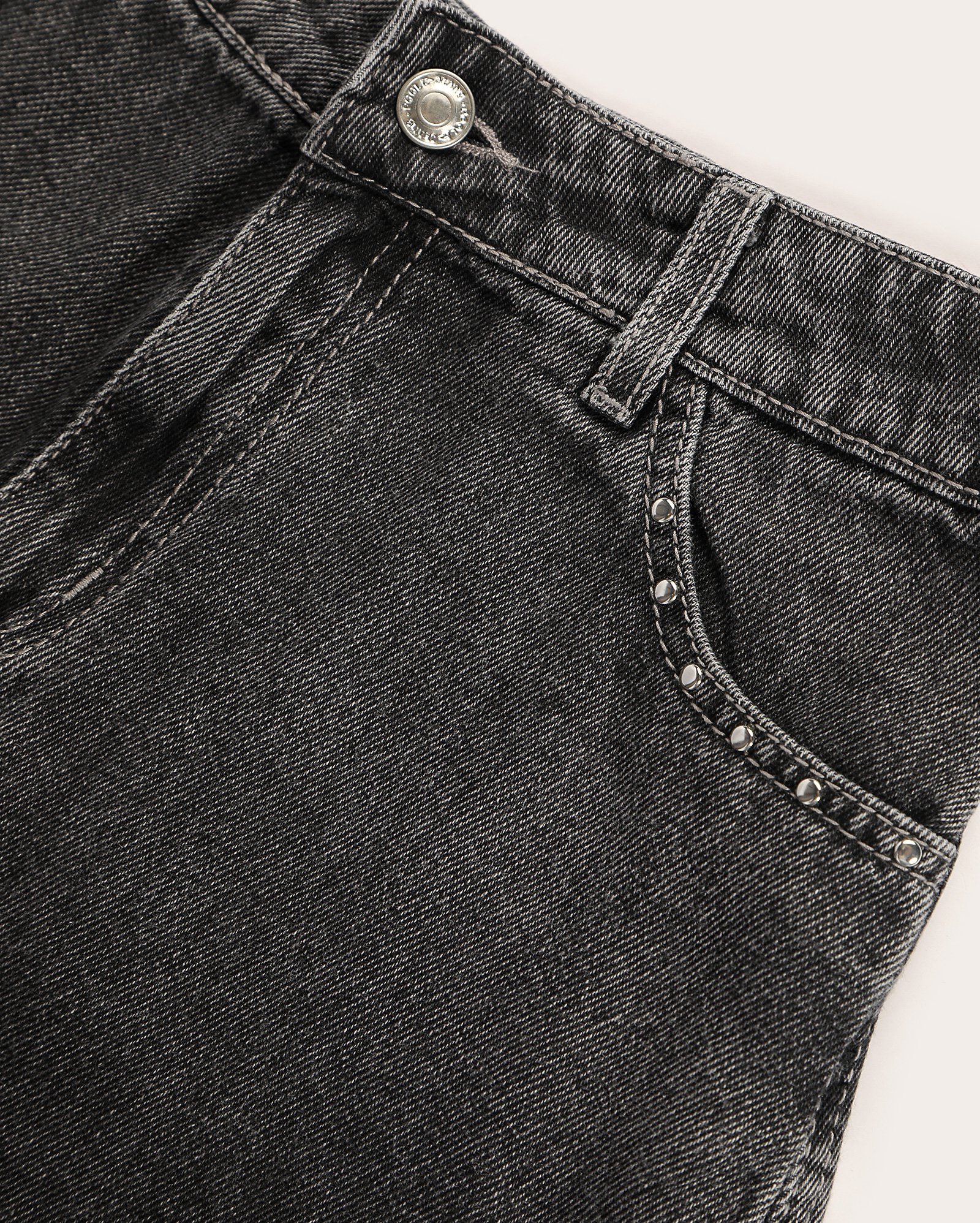 Short black jeans juvenil mom com tachas metálicas | Pool Jeans