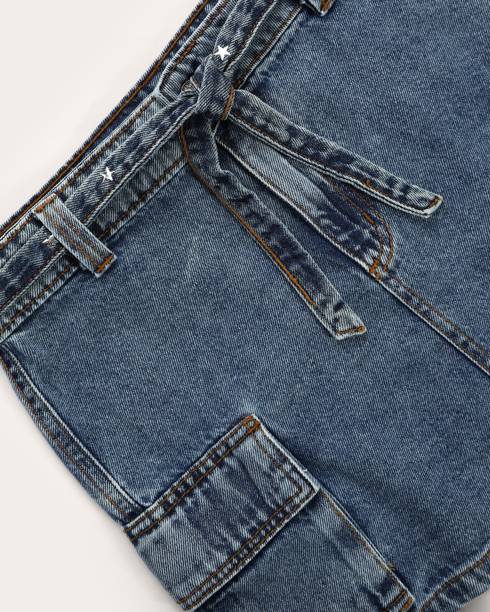 Saia curta jeans juvenil reta com cinto estrelinhas denim médio