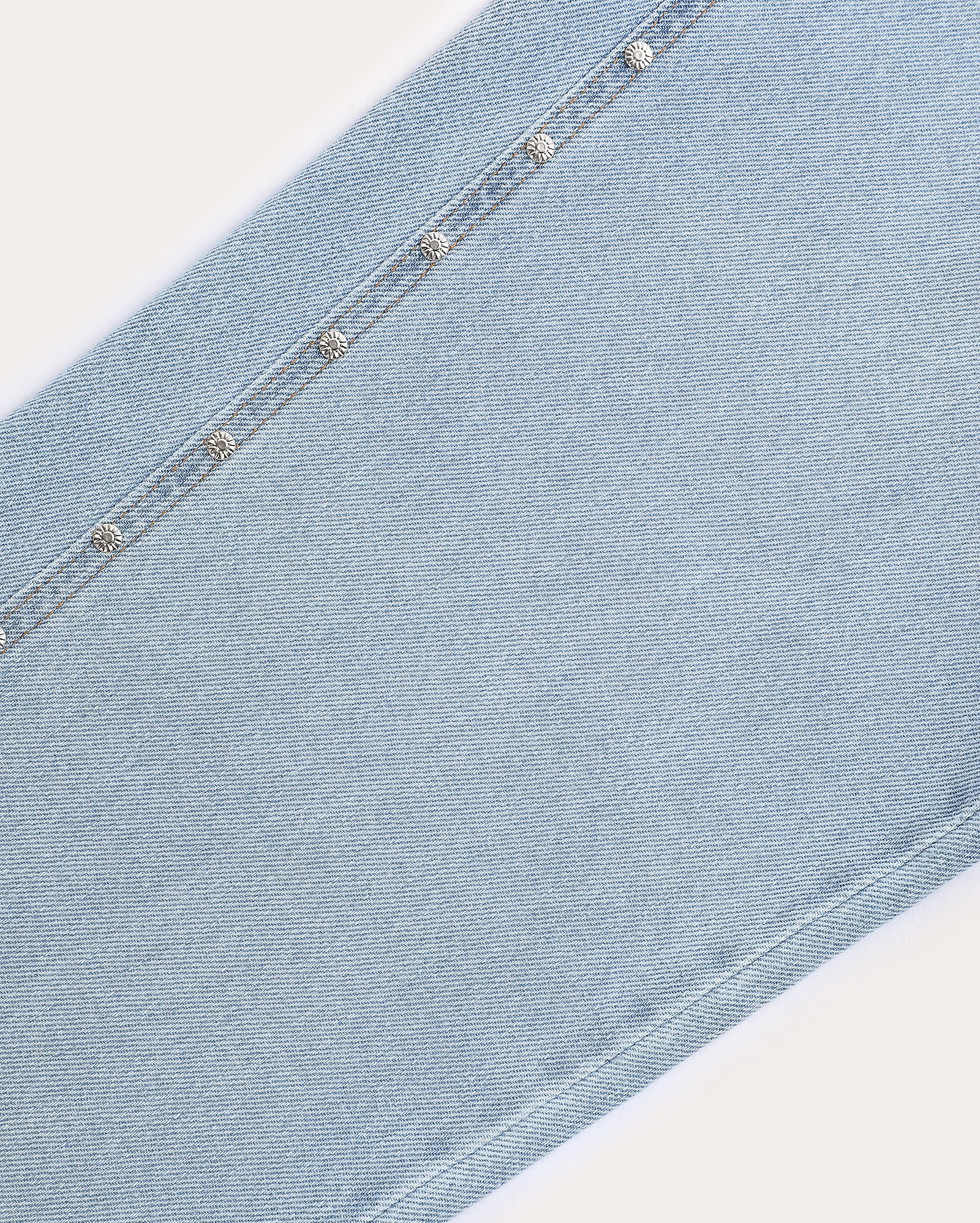 Calça jeans juvenil reta com tachas denim claro