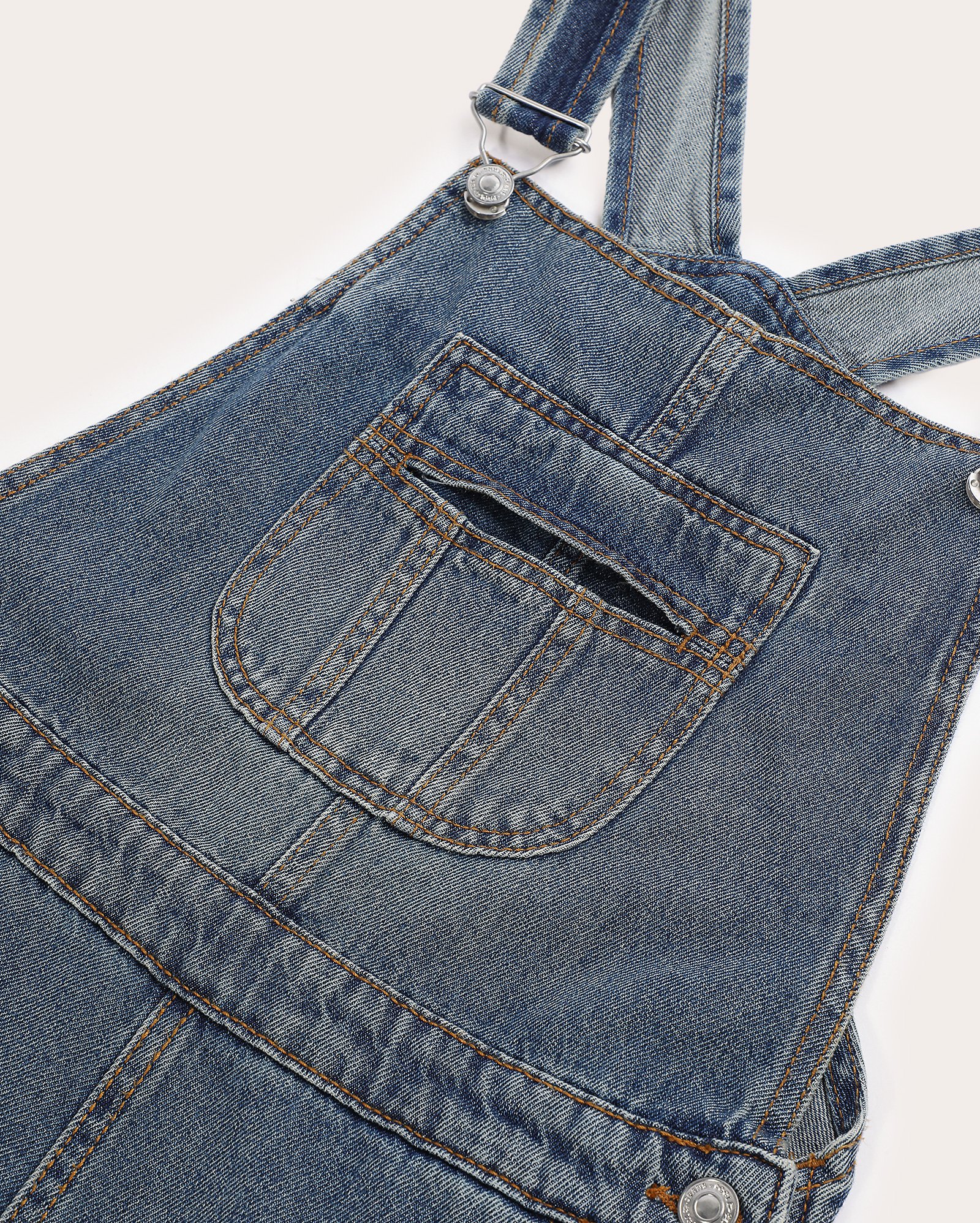 Jardineira jeans juvenil com bolso frontal denim médio | Pool