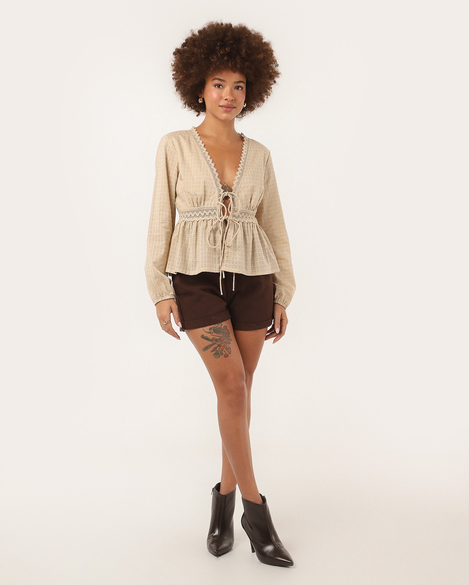 Blusa feminina romântica com laços e detalhes de renda bege | Pool