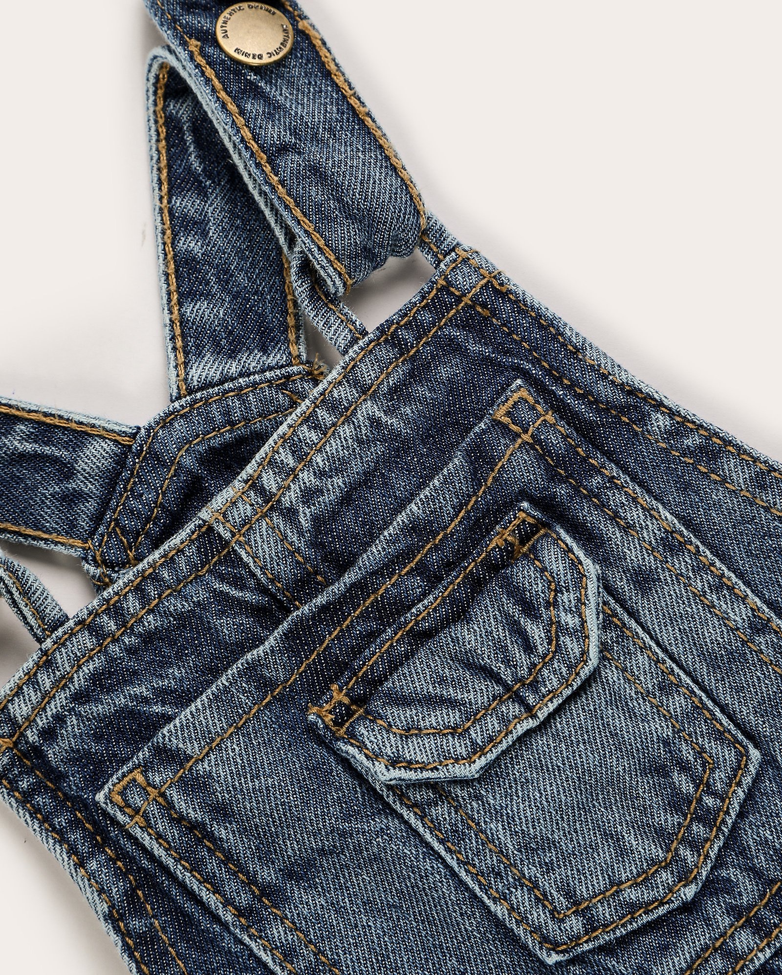 Jardineira jeans infantil com bosos 1-4A denim escuro