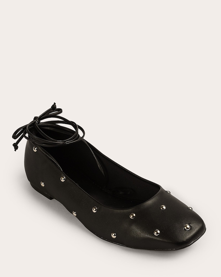 Riachuelo Sapatilha feminina amarração com tachas preta Via Uno