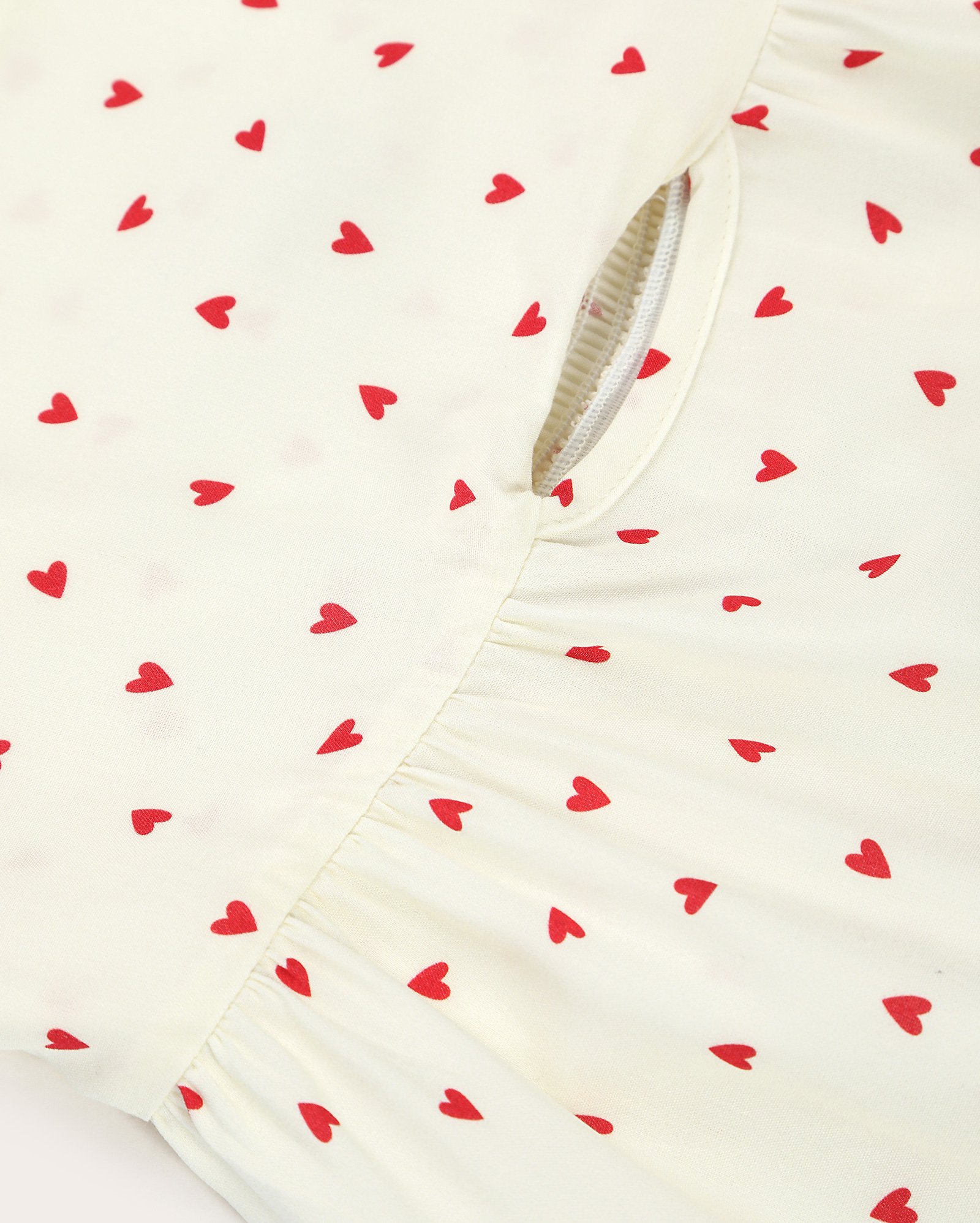 Vestido midi juvenil evasê corações com lastex bege