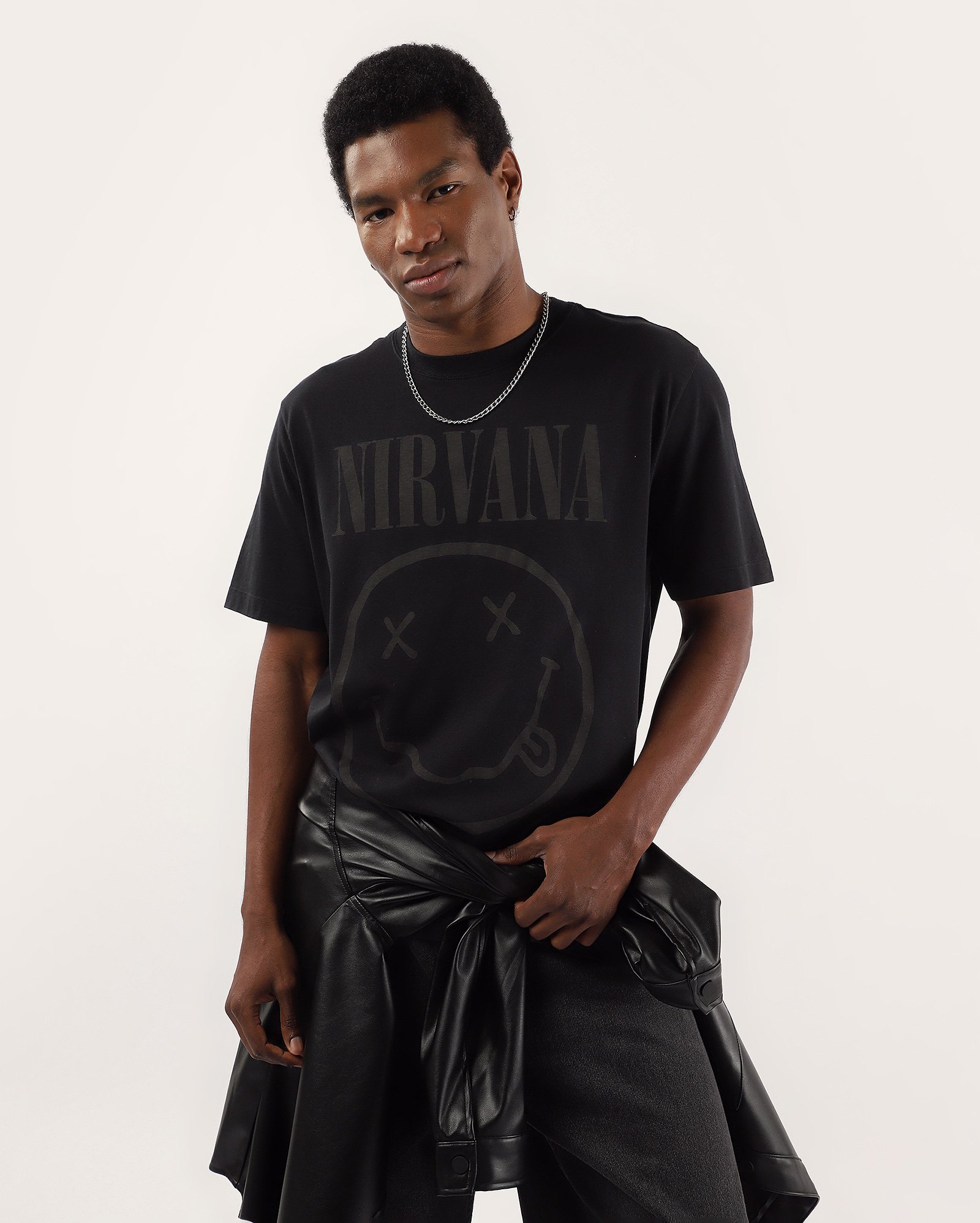Camiseta masculina logo estampada preta | Nirvana