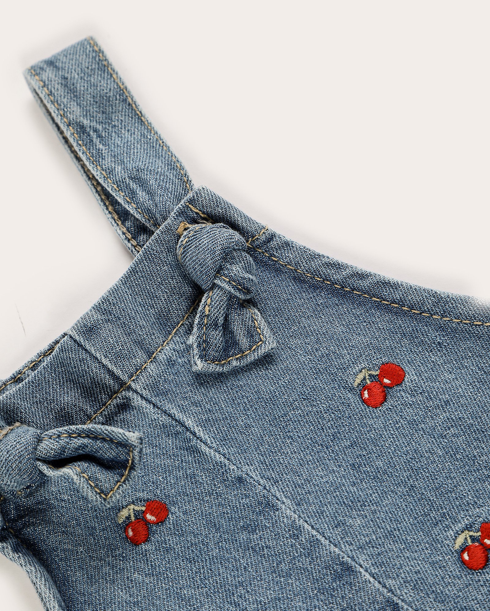 Jardineira jeans infantil bordado cerejas 1-4A - Jeans Médio