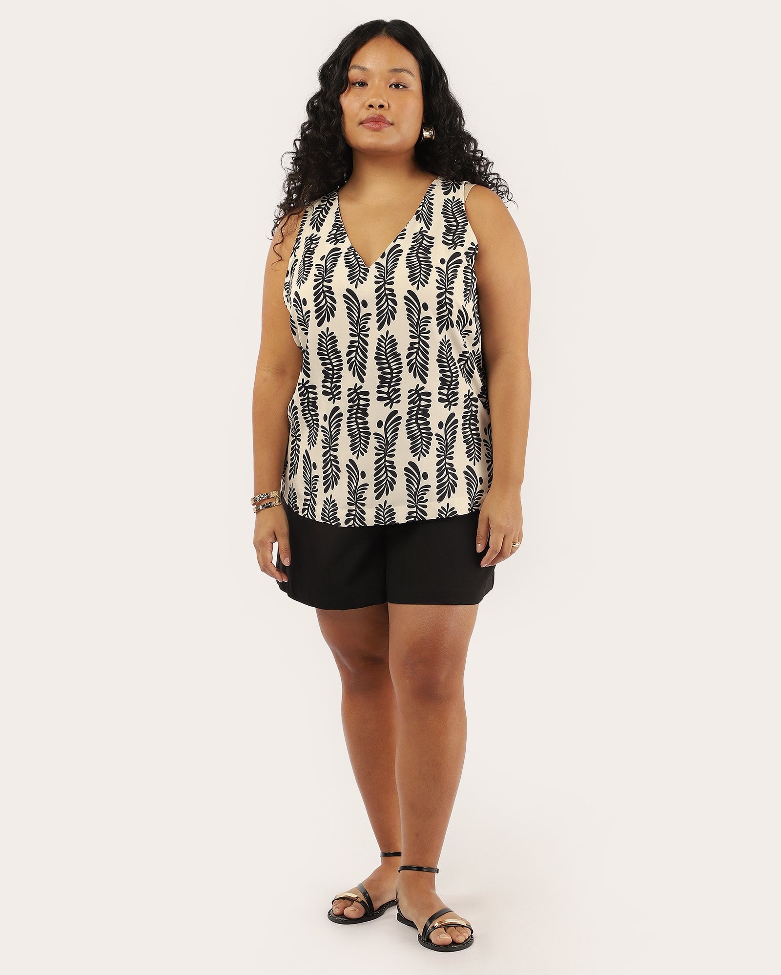 Regata plus size feminina de viscose folhagem bege