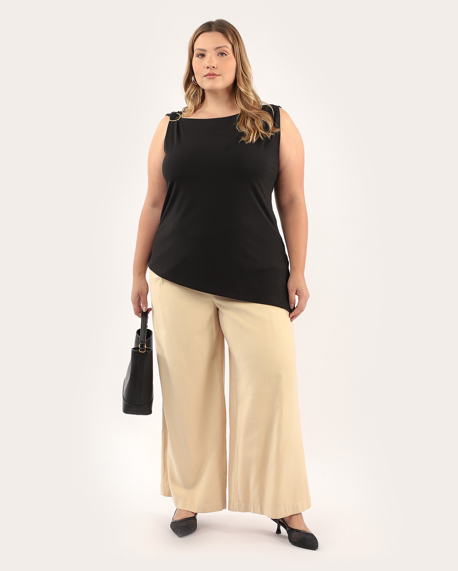 Blusa plus size feminina alça e barra assimétricas preta