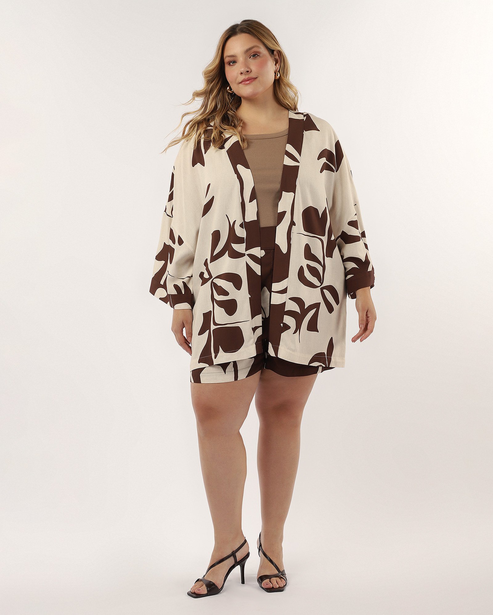 Kimono plus size feminino em viscose floral bege | AK Plus