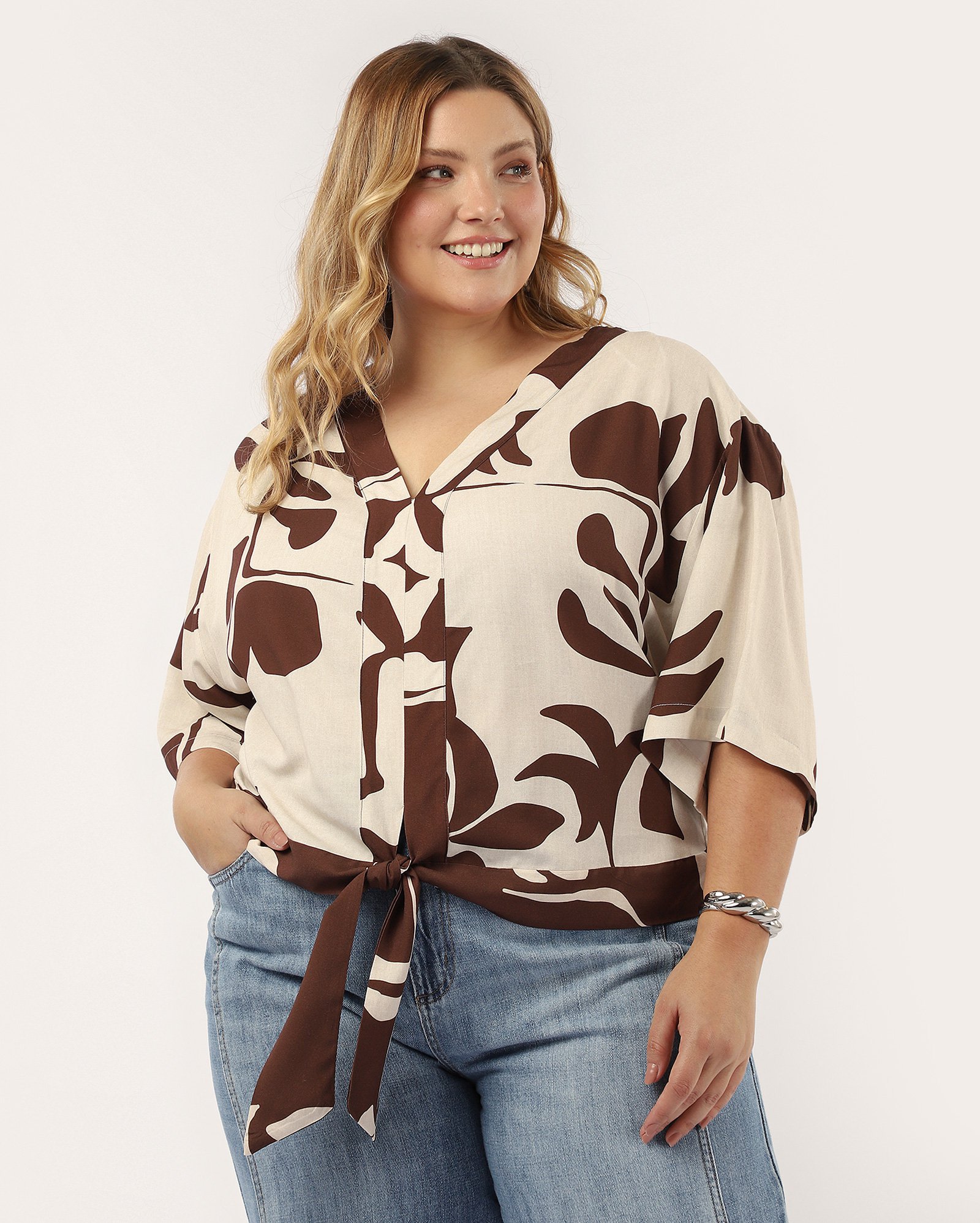 Blusa plus size feminina com amarração frontal bege | AK Plus