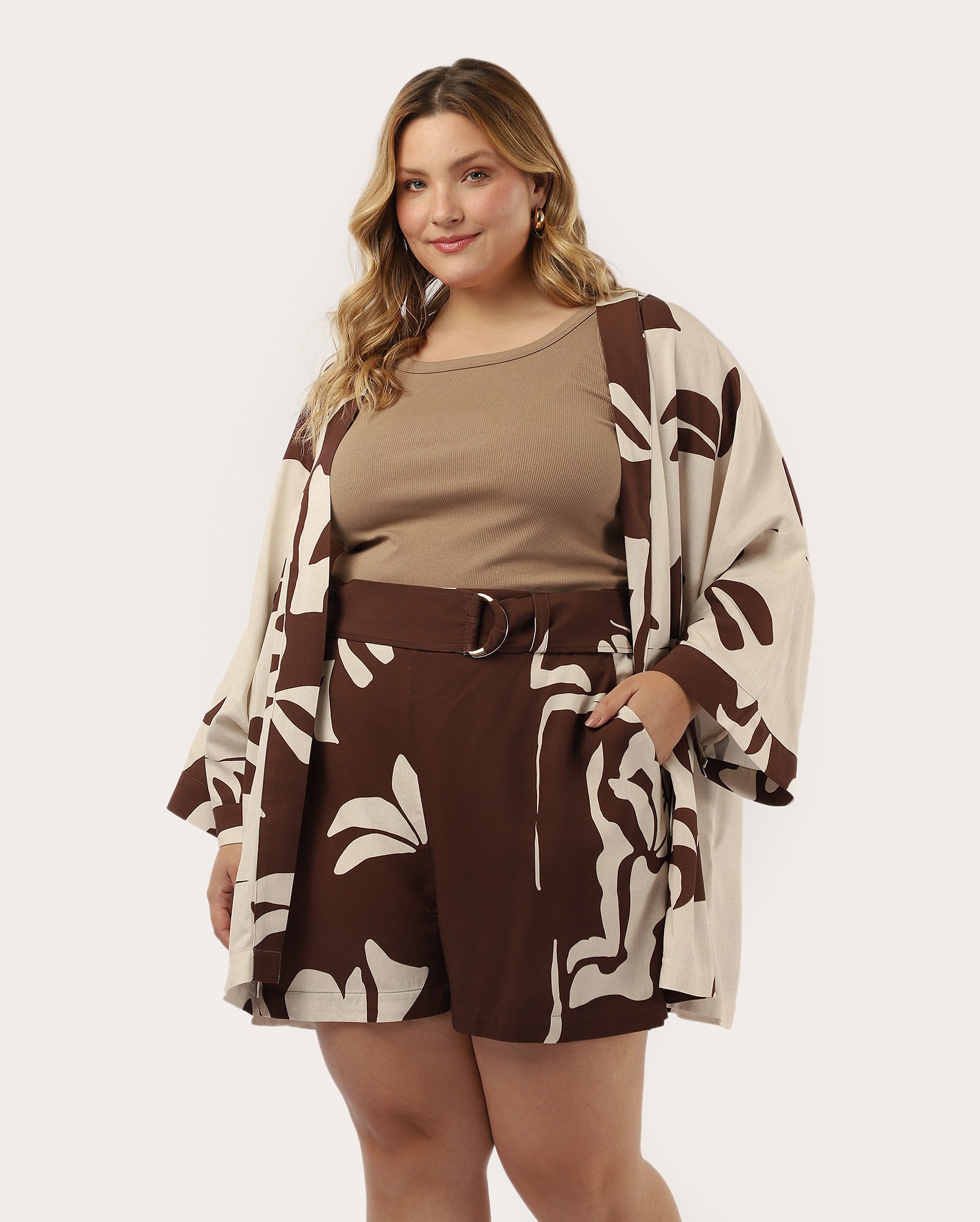 Short plus size feminino em viscose marrom | AK Plus