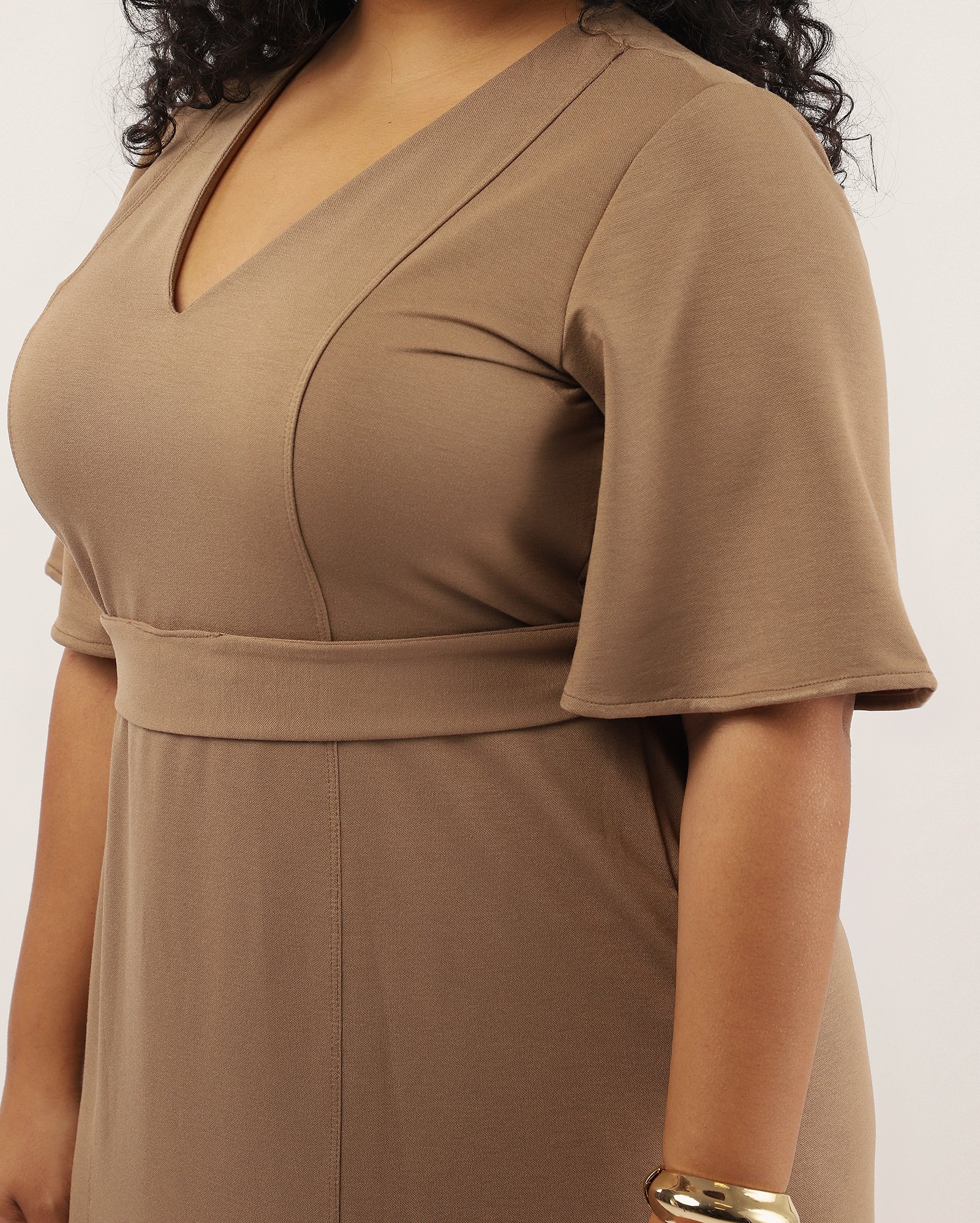 Vestido midi plus size reto decote v com faixa marrom