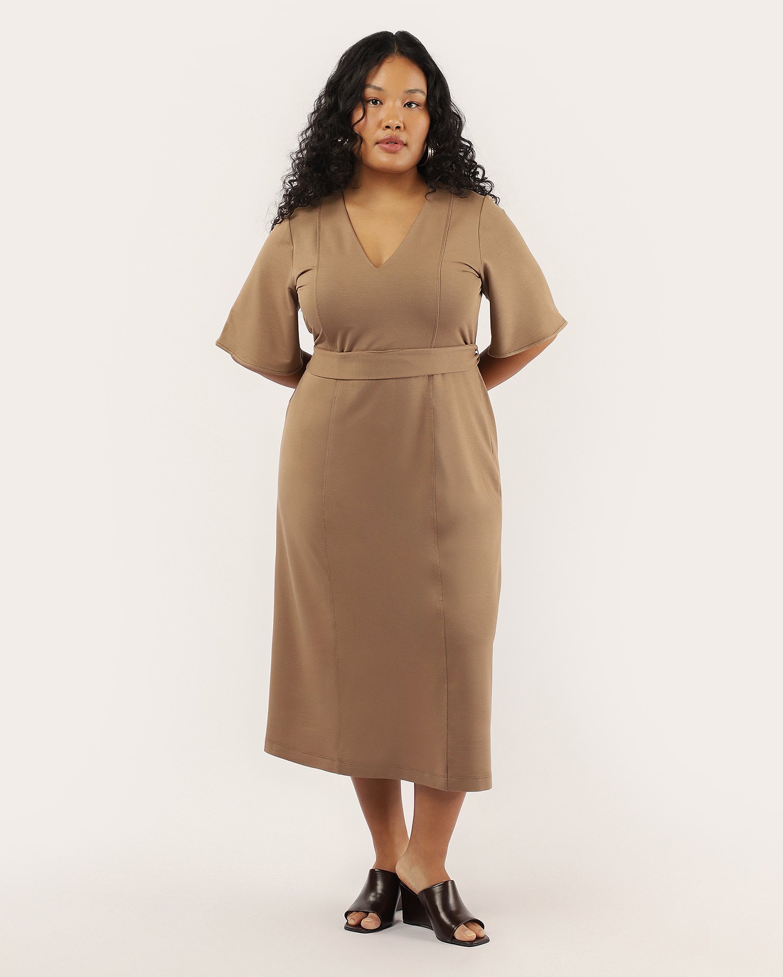 Vestido midi plus size reto decote v com faixa marrom