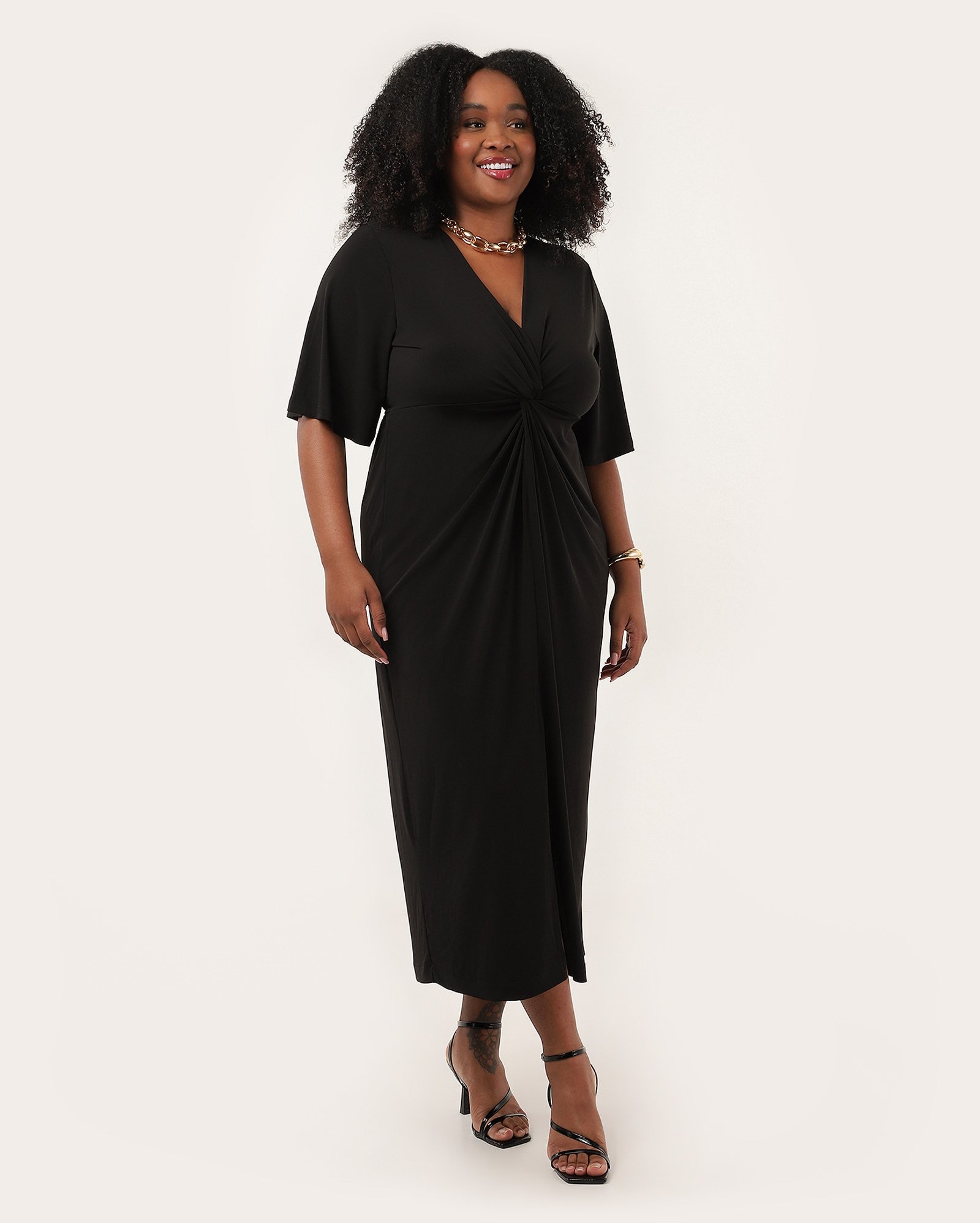 Vestido plus size midi evasê com nó frontal preto | AK Plus
