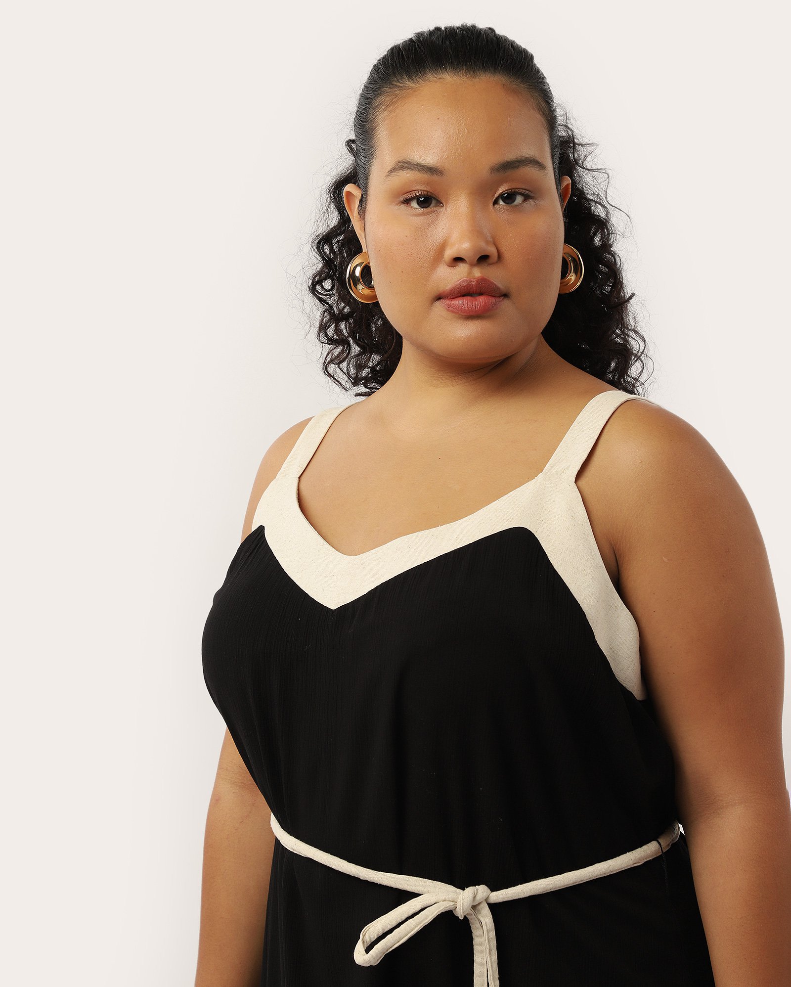 Vestido midi plus size evasê decote v com cinto preto