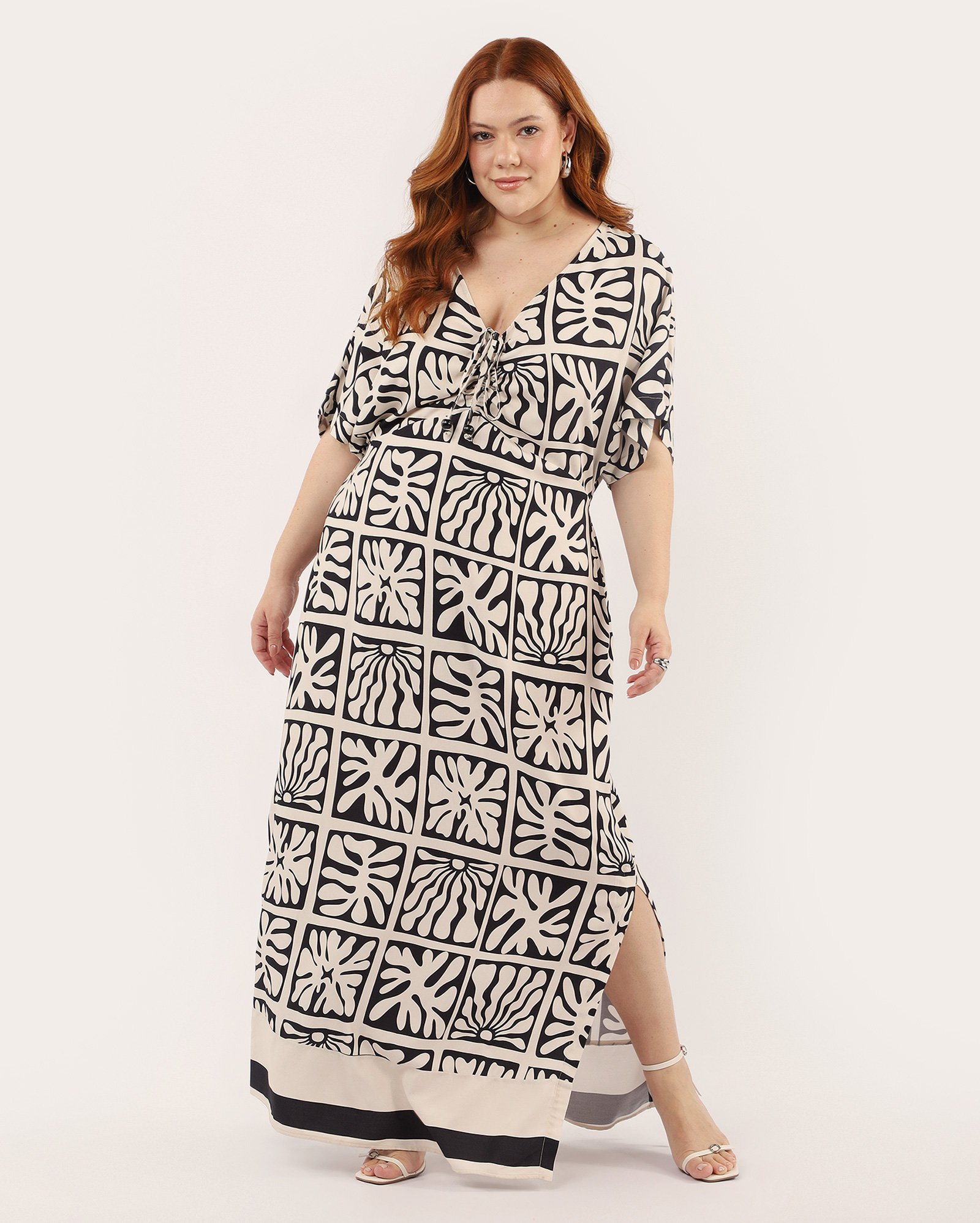 Vestido longo plus size evasê floral com fenda bege
