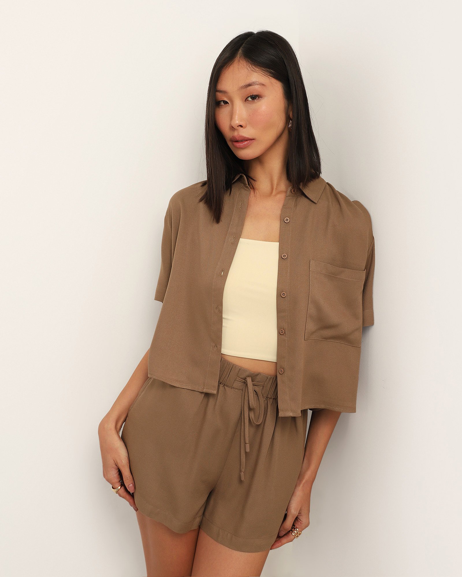 Camisa cropped Hilary em viscose ampla com bolso - Marrom Claro