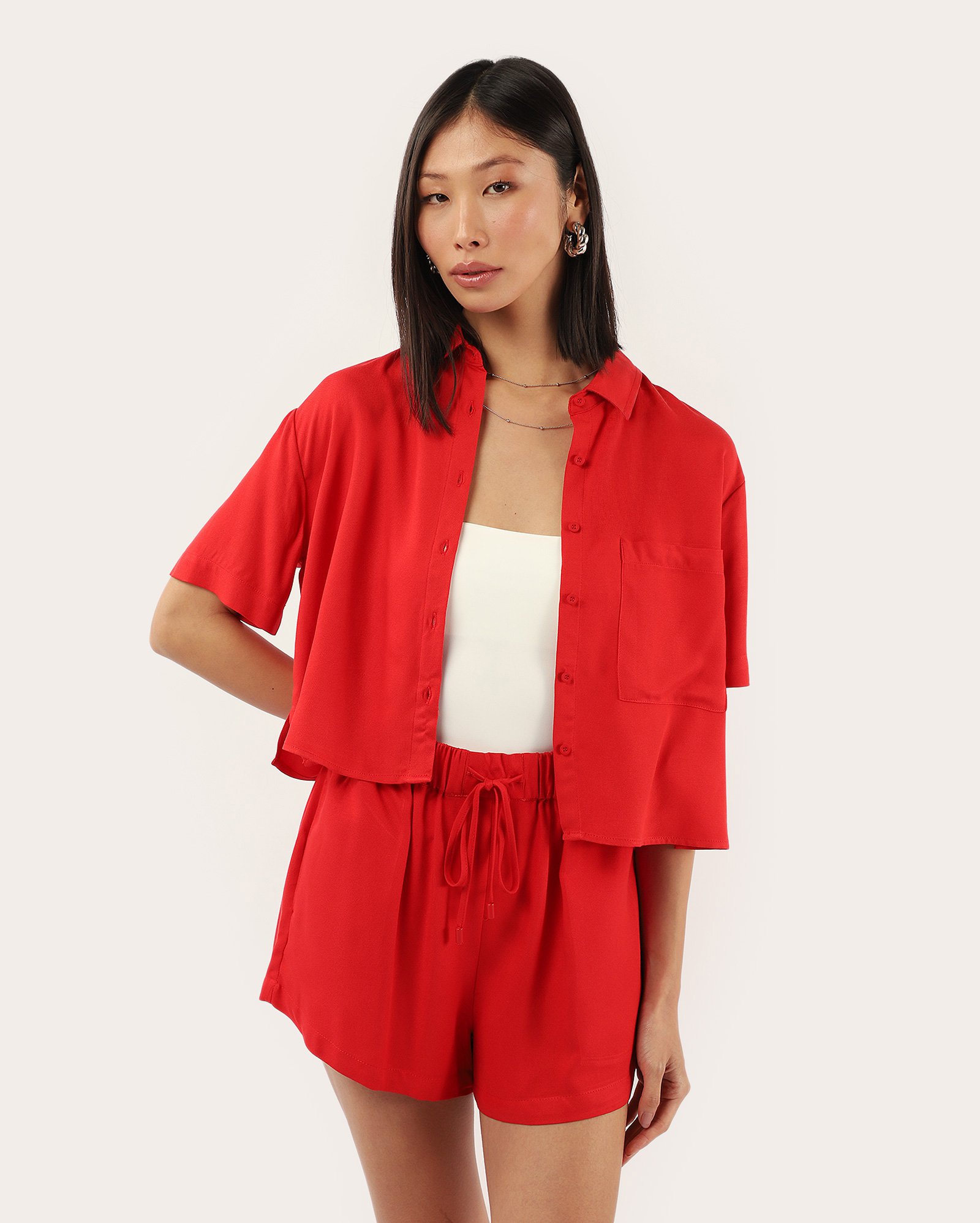 Camisa cropped Hilary em viscose ampla com bolso - Vermelho