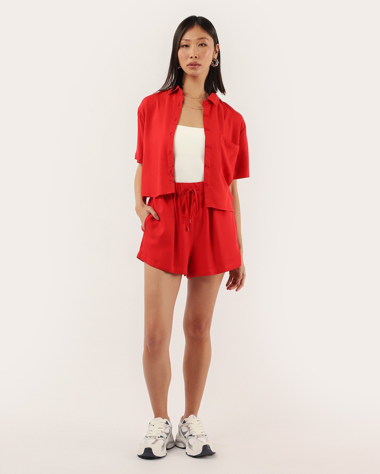 Short feminino de viscose elástico e cordão vermelho