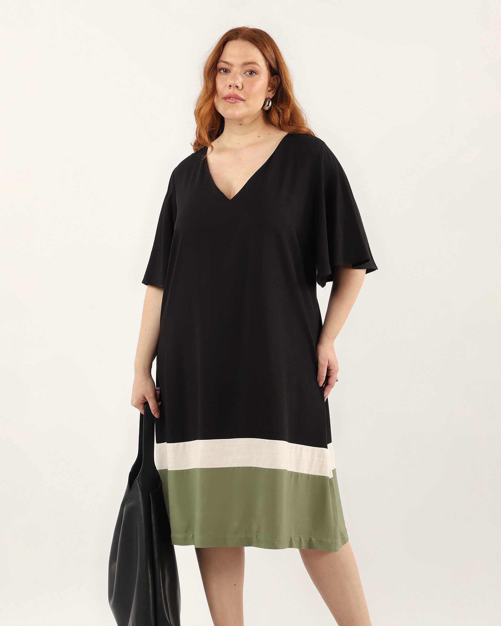 Vestido plus size midi reto em viscose verde