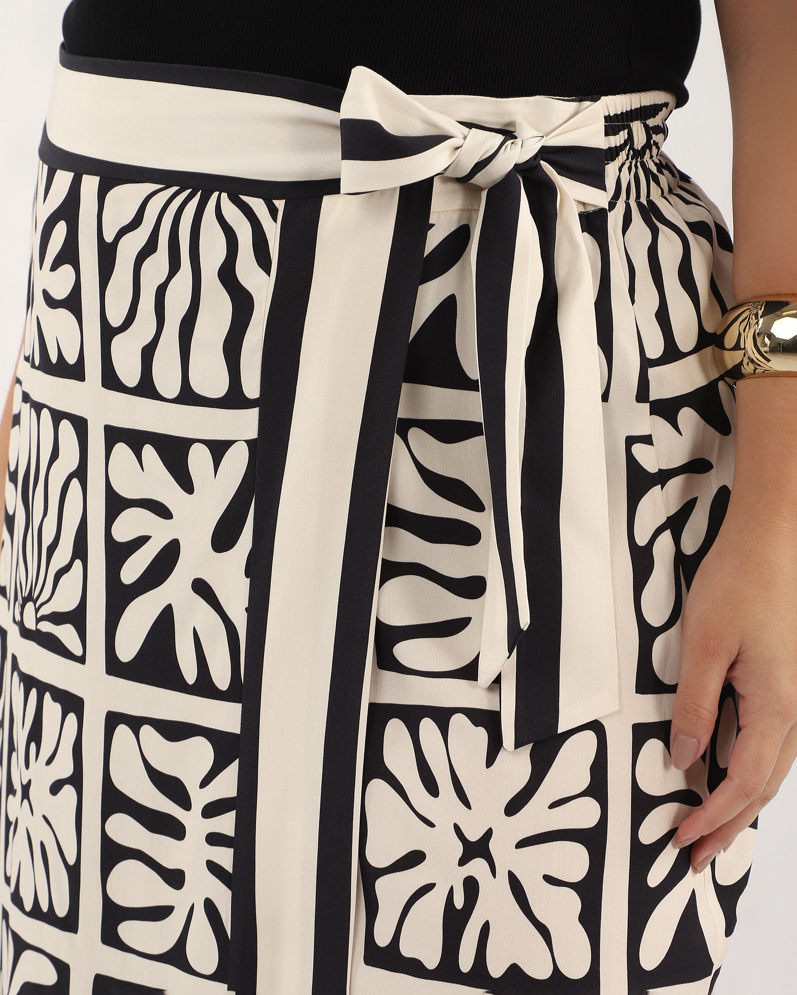 Saia plus size midi reta em viscose com laço bege