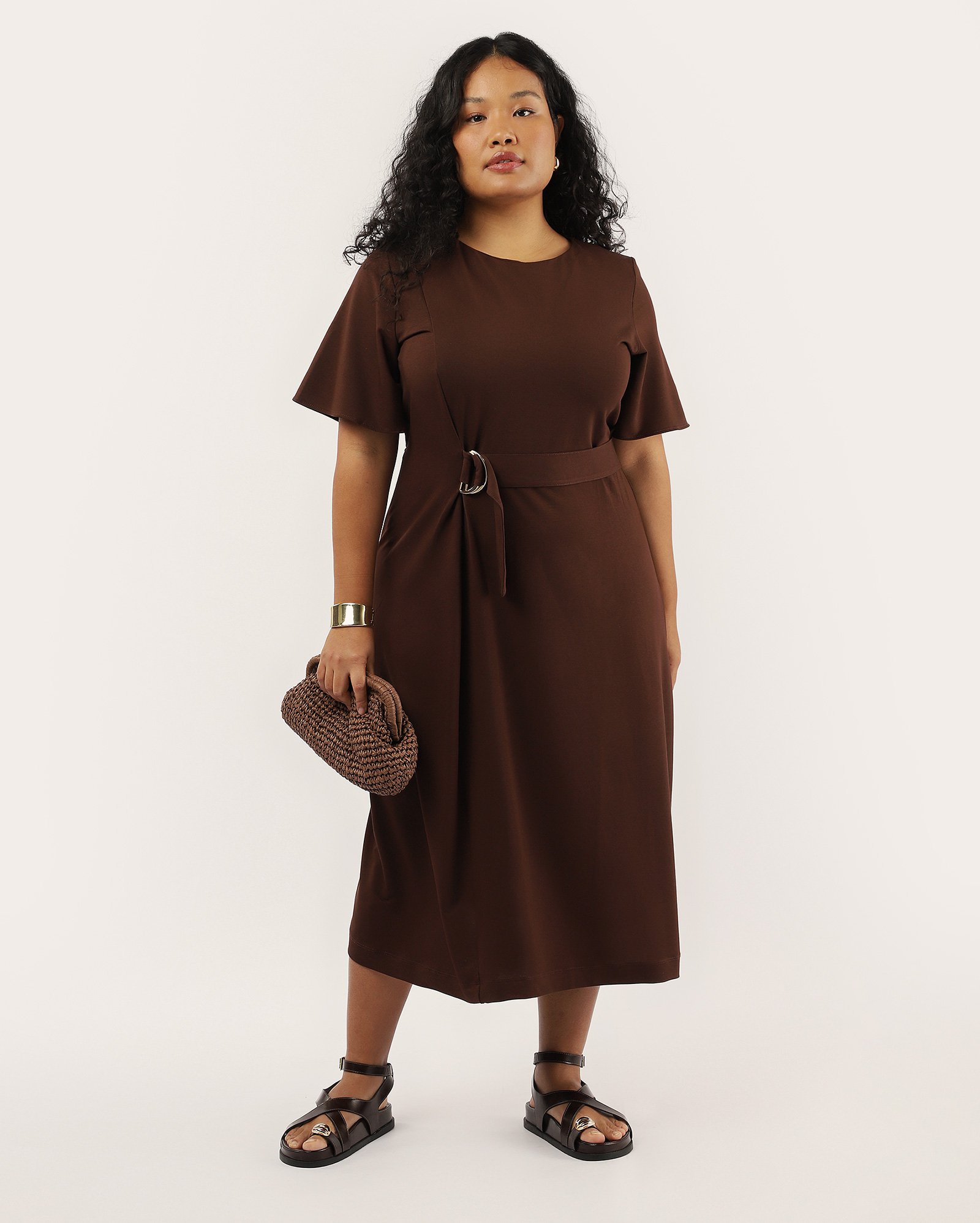 Vestido plus size midi em viscose com faixa marrom