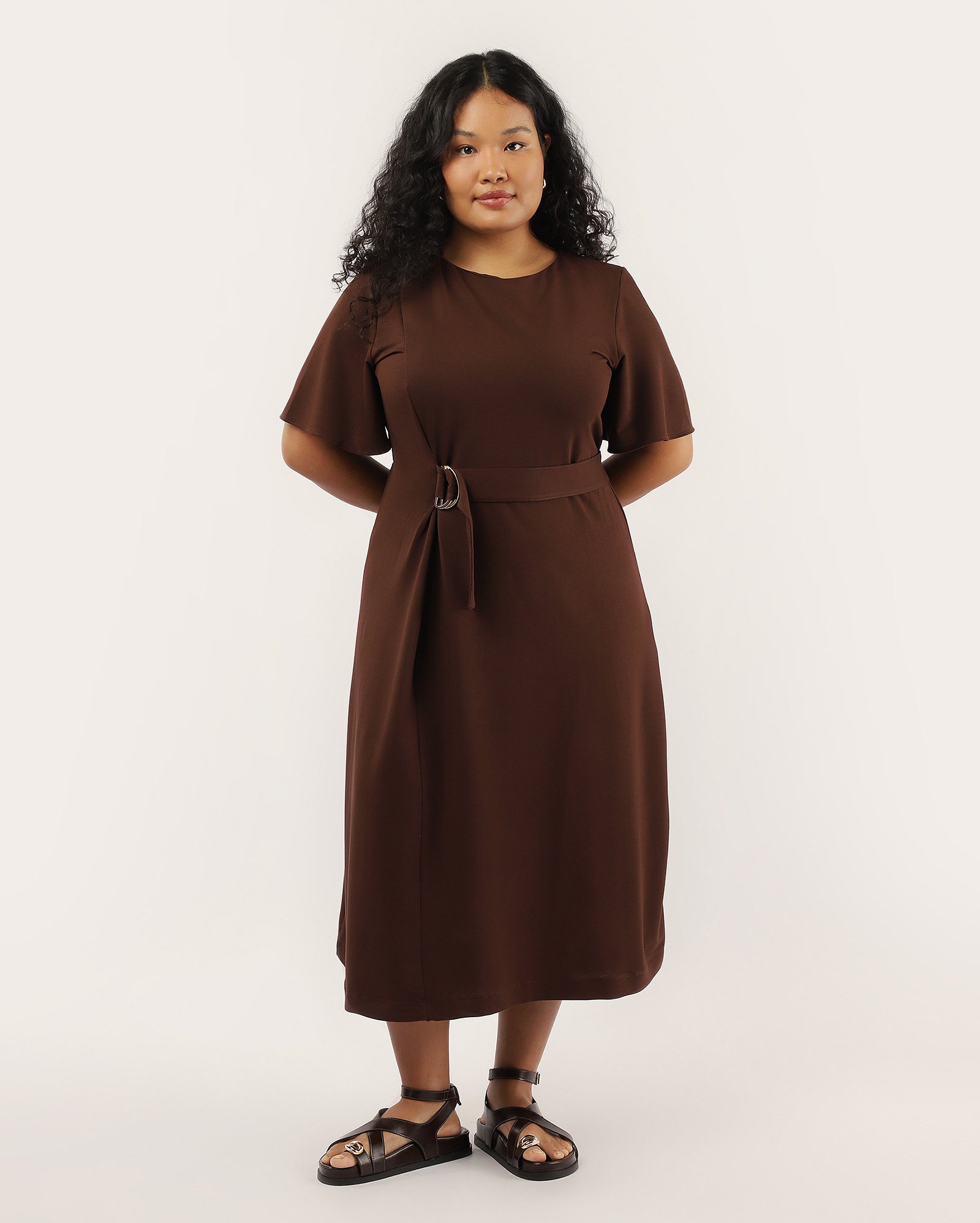 Vestido plus size midi em viscose com faixa marrom