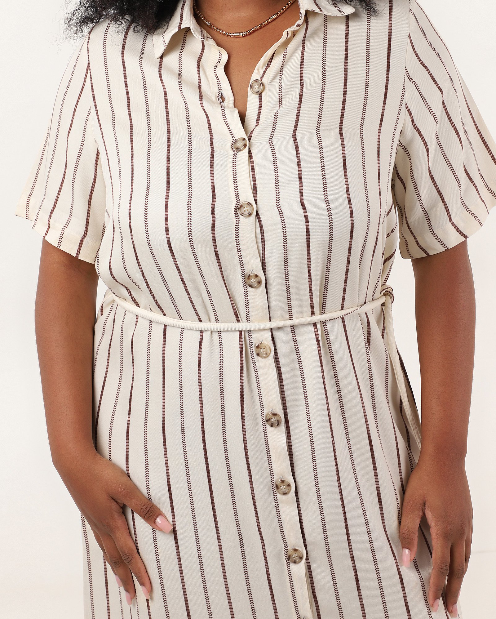 Chemise midi plus size em viscose listrado com faixa bege | AK Plus
