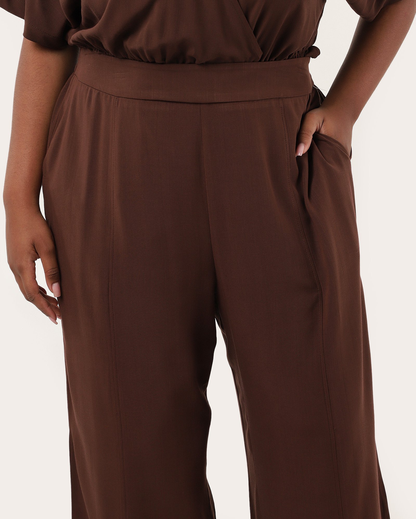 Calça plus size feminina reta em viscose marrom | AK Plus by Riachuelo