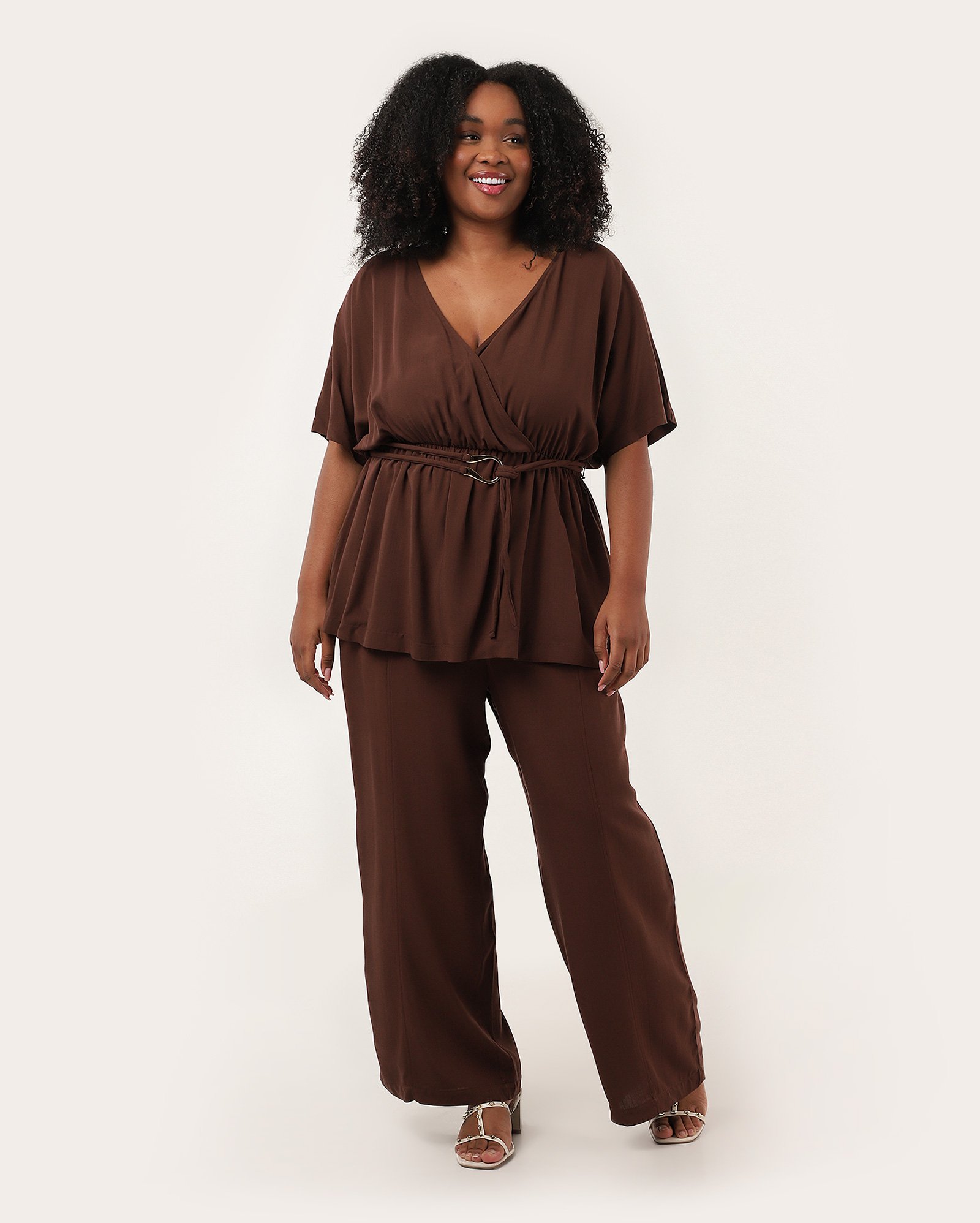 Calça plus size feminina reta em viscose marrom | AK Plus by Riachuelo