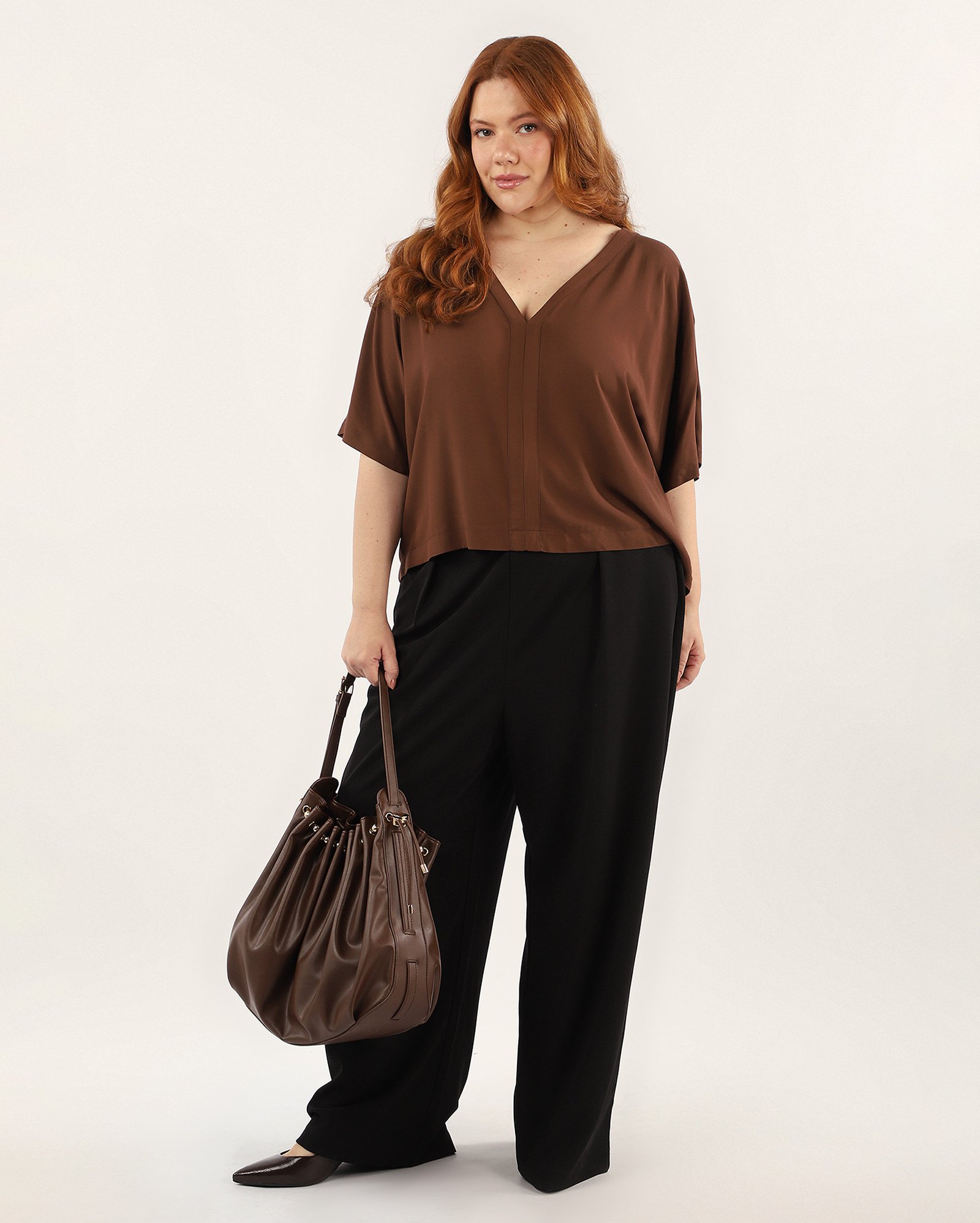 Blusa plus size feminina em viscose pespontada marrom
