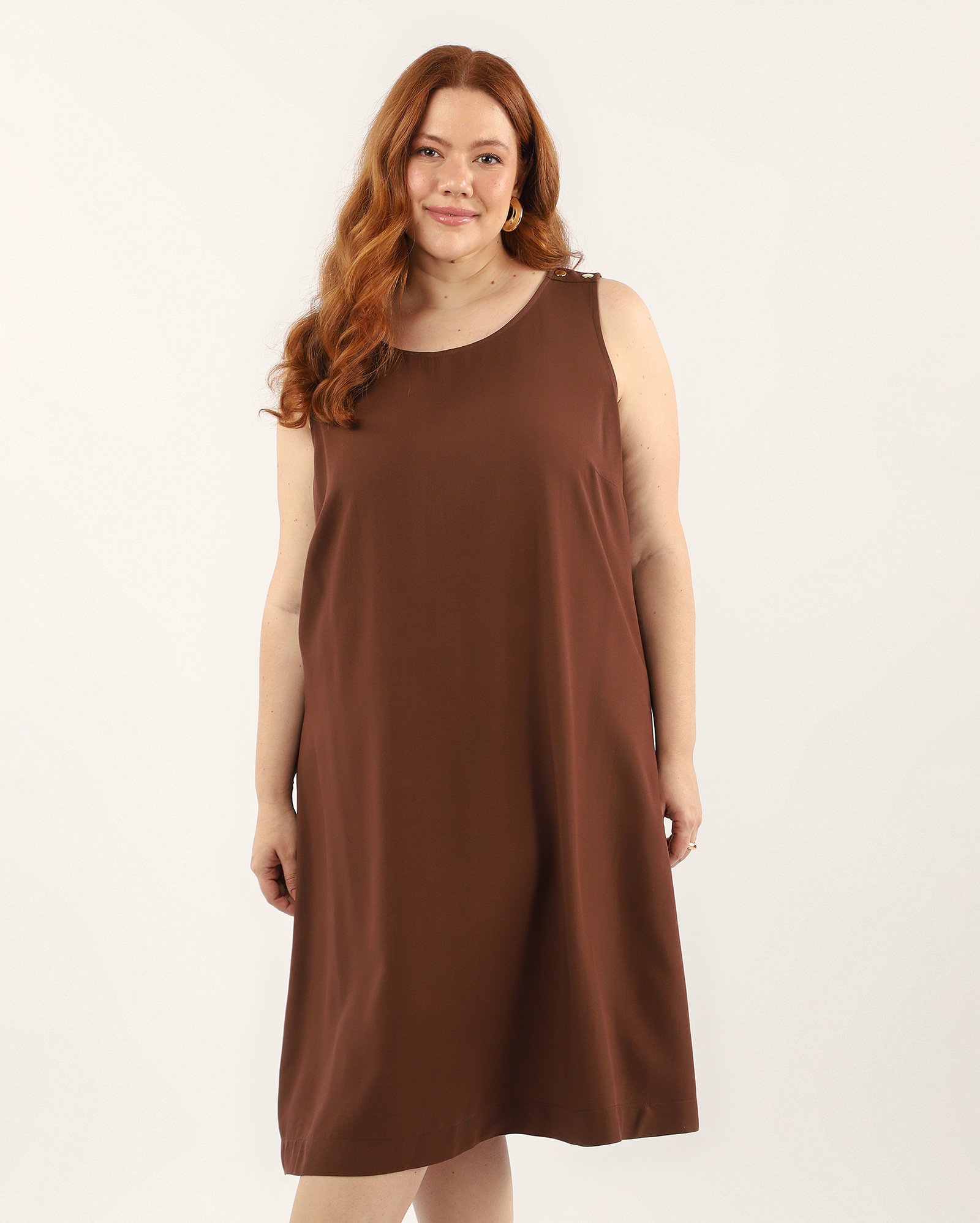 Vestido plus size midi reto em viscose marrom