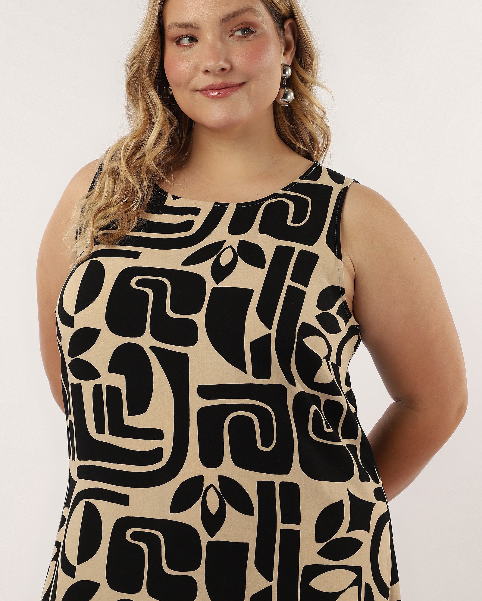Vestido plus size midi em viscose abstrato bege | AK Plus