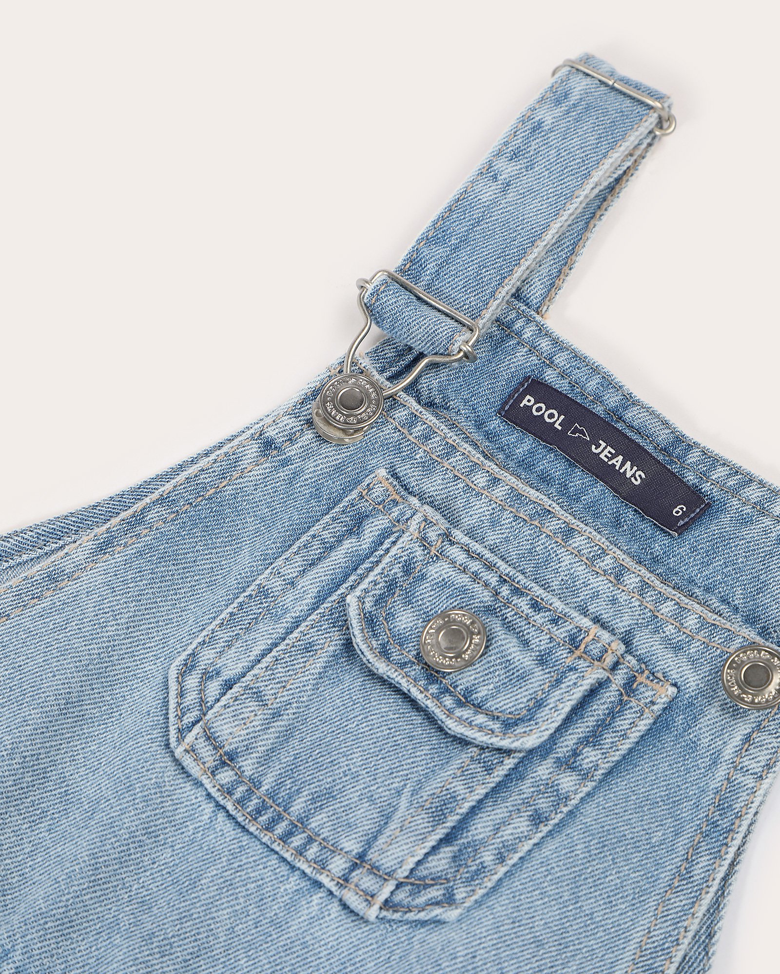 Jardineira jeans infantil com bolso 4-10A denim médio