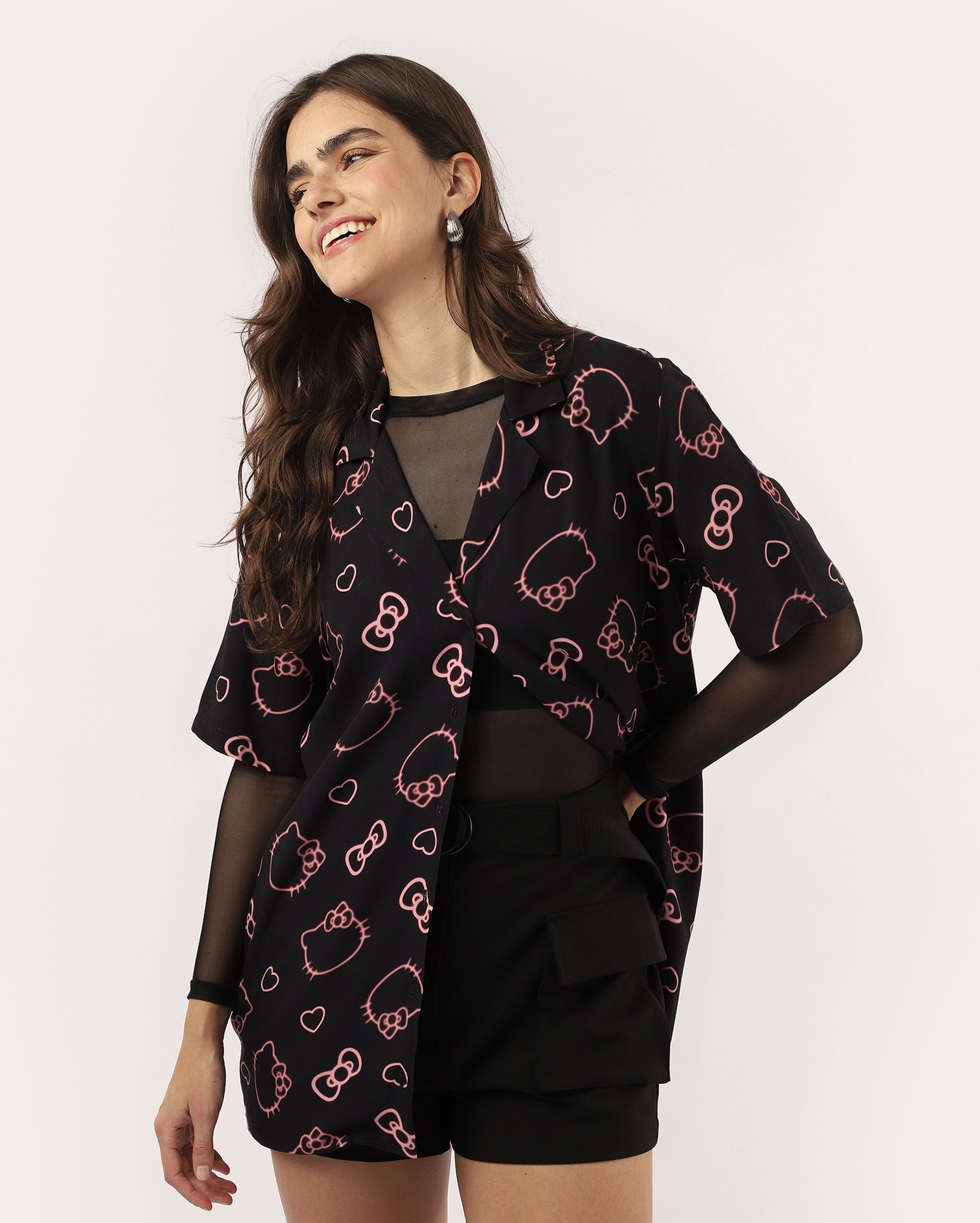 Camisa feminina oversized Hello Kitty estampa preta | Sanrio