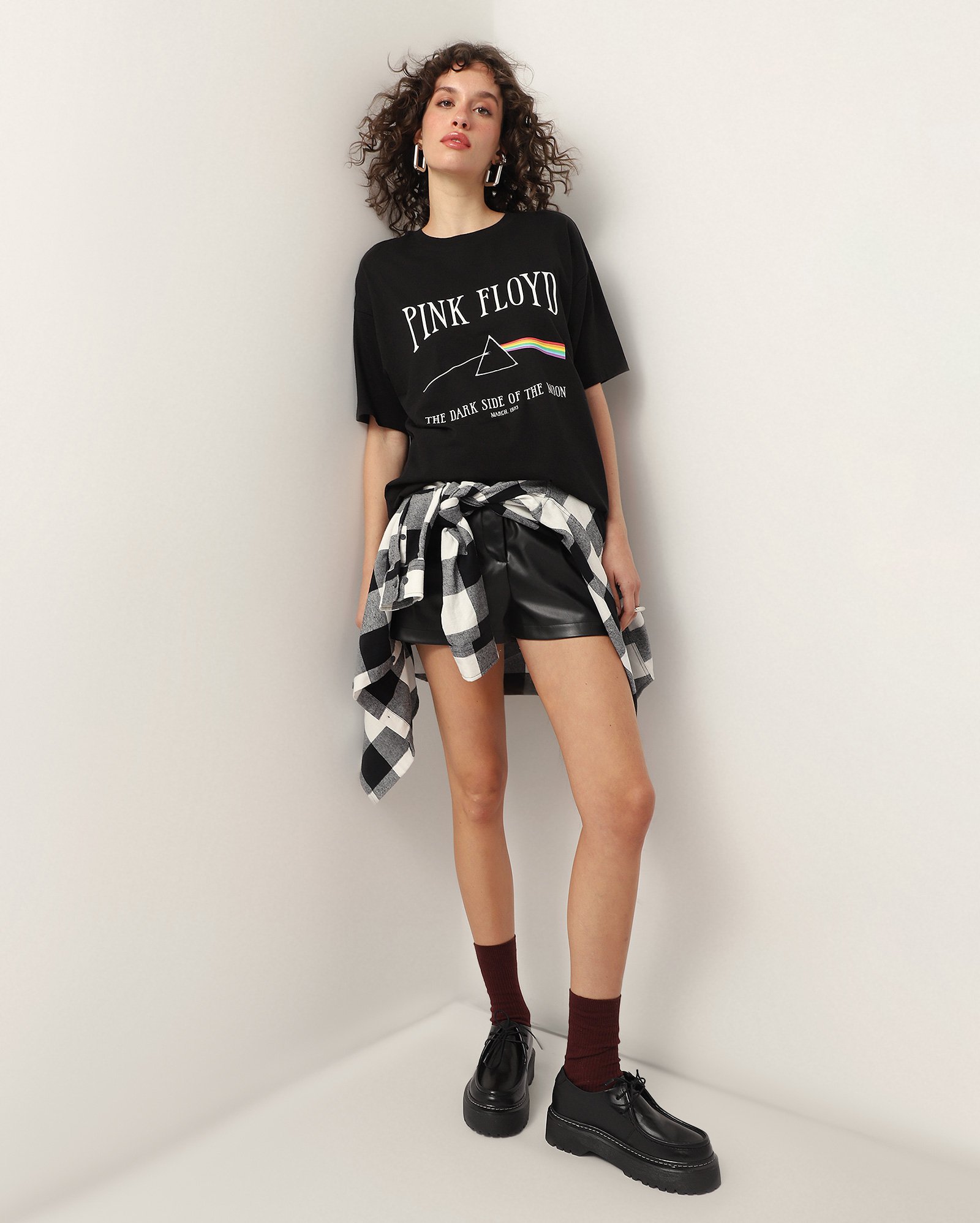 Camiseta feminina regular estampada preta | Pink Floyd
