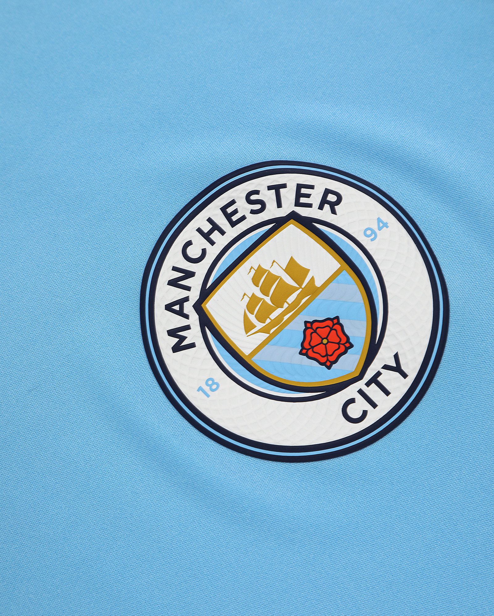 Camiseta juvenil futebol Manchester City lateral contrastante azul