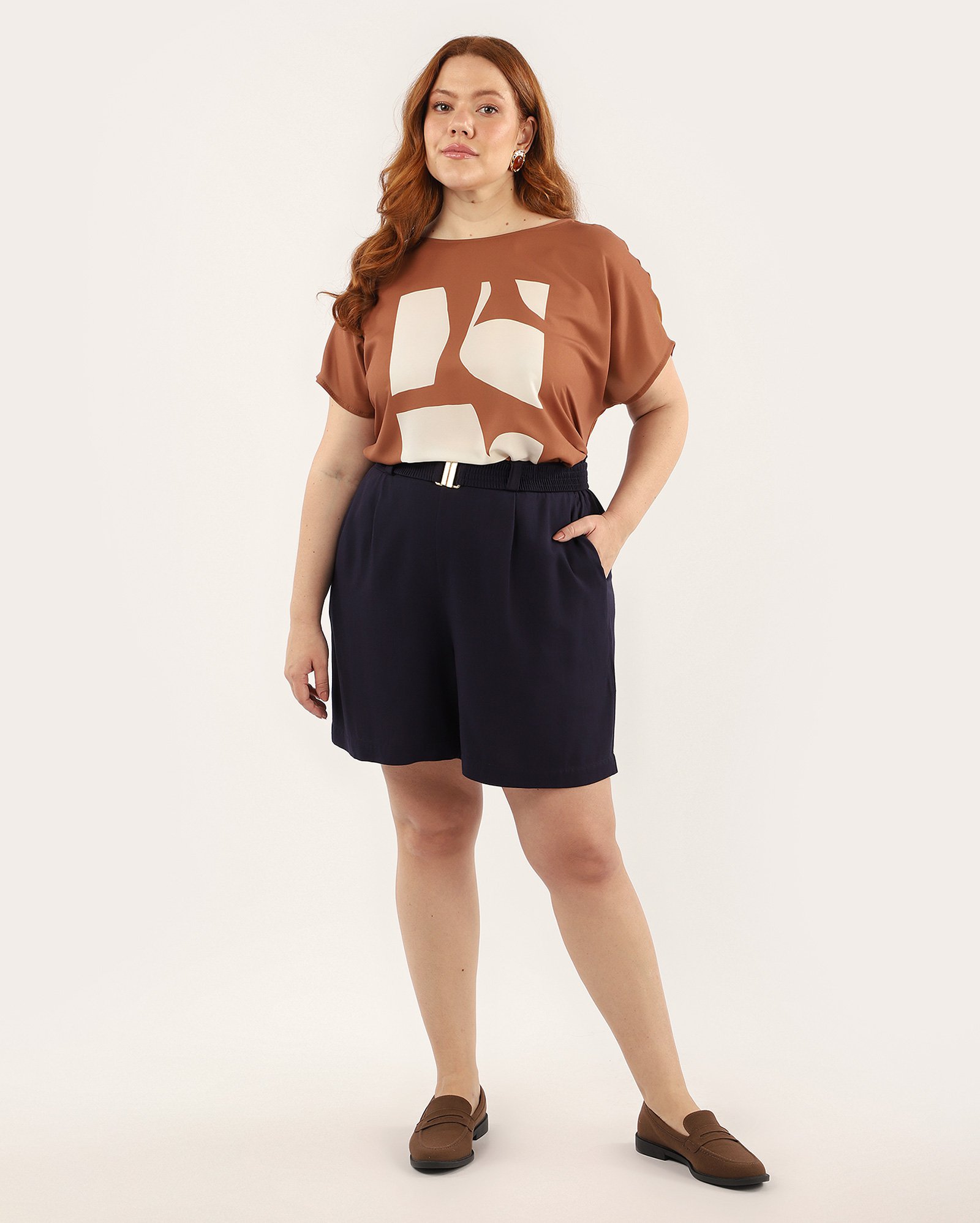 Blusa plus size feminina em viscose abstrata marrom