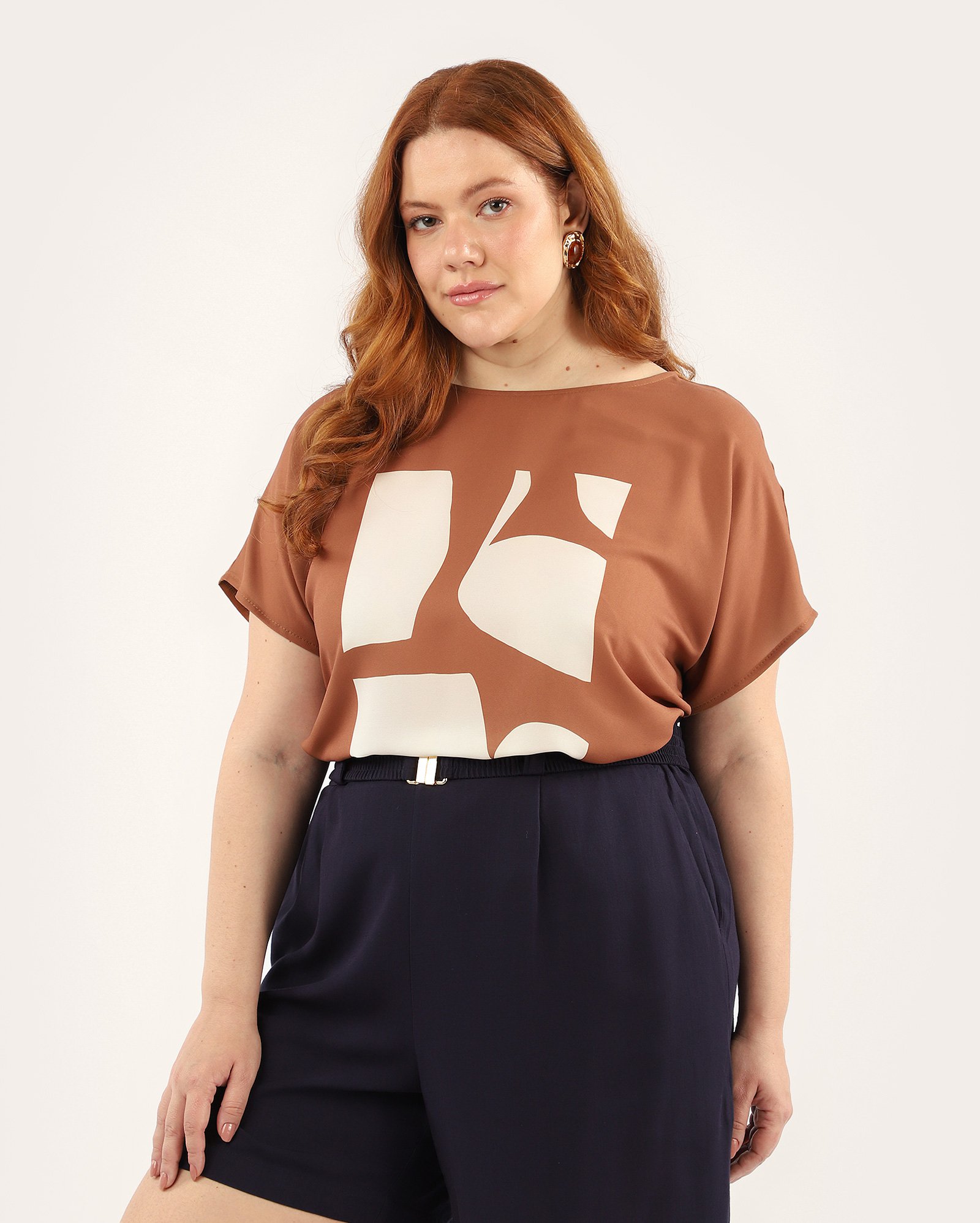 Blusa plus size feminina em viscose abstrata marrom