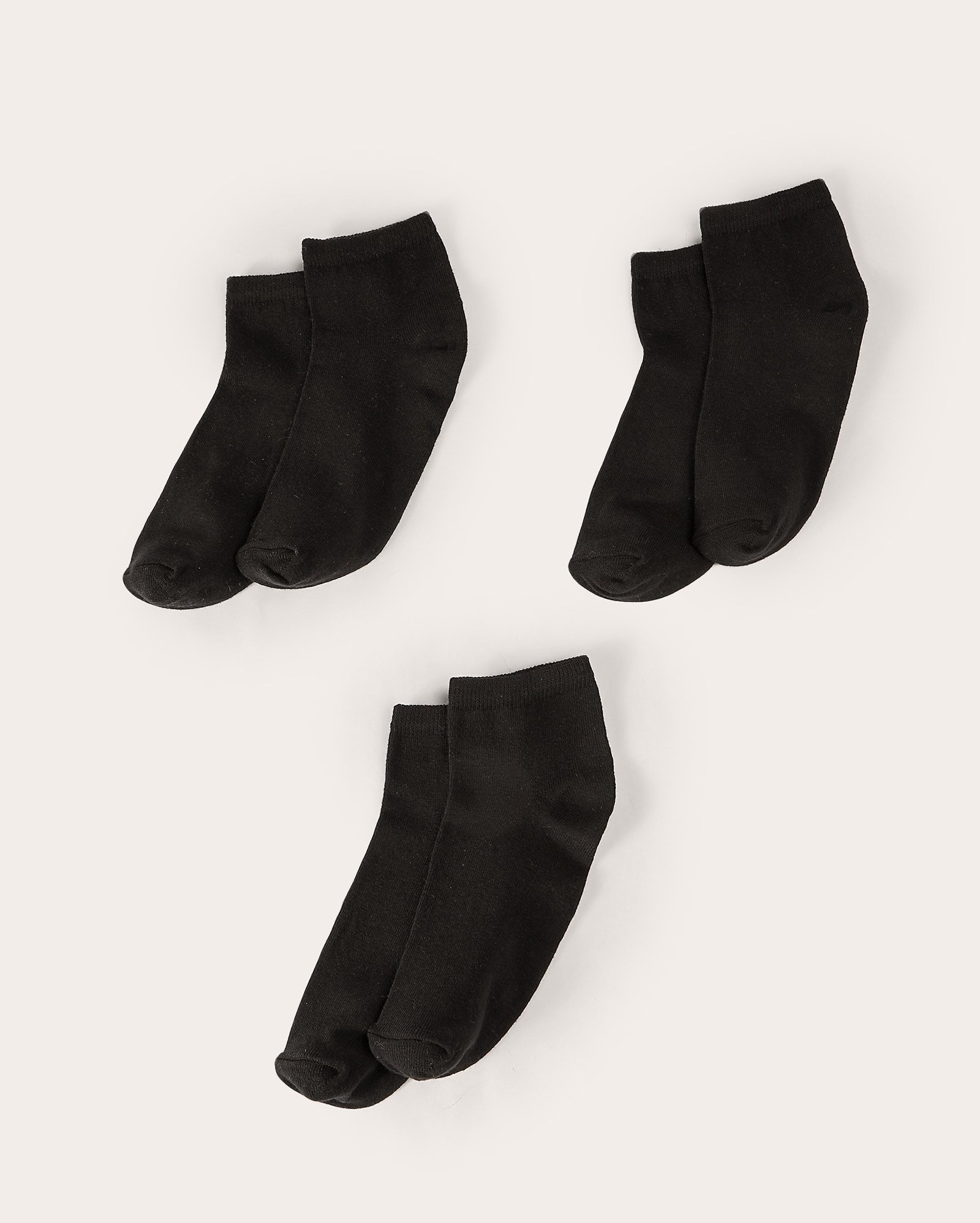Kit meia feminina 3 pares cano médio lisa preta | Riachuelo