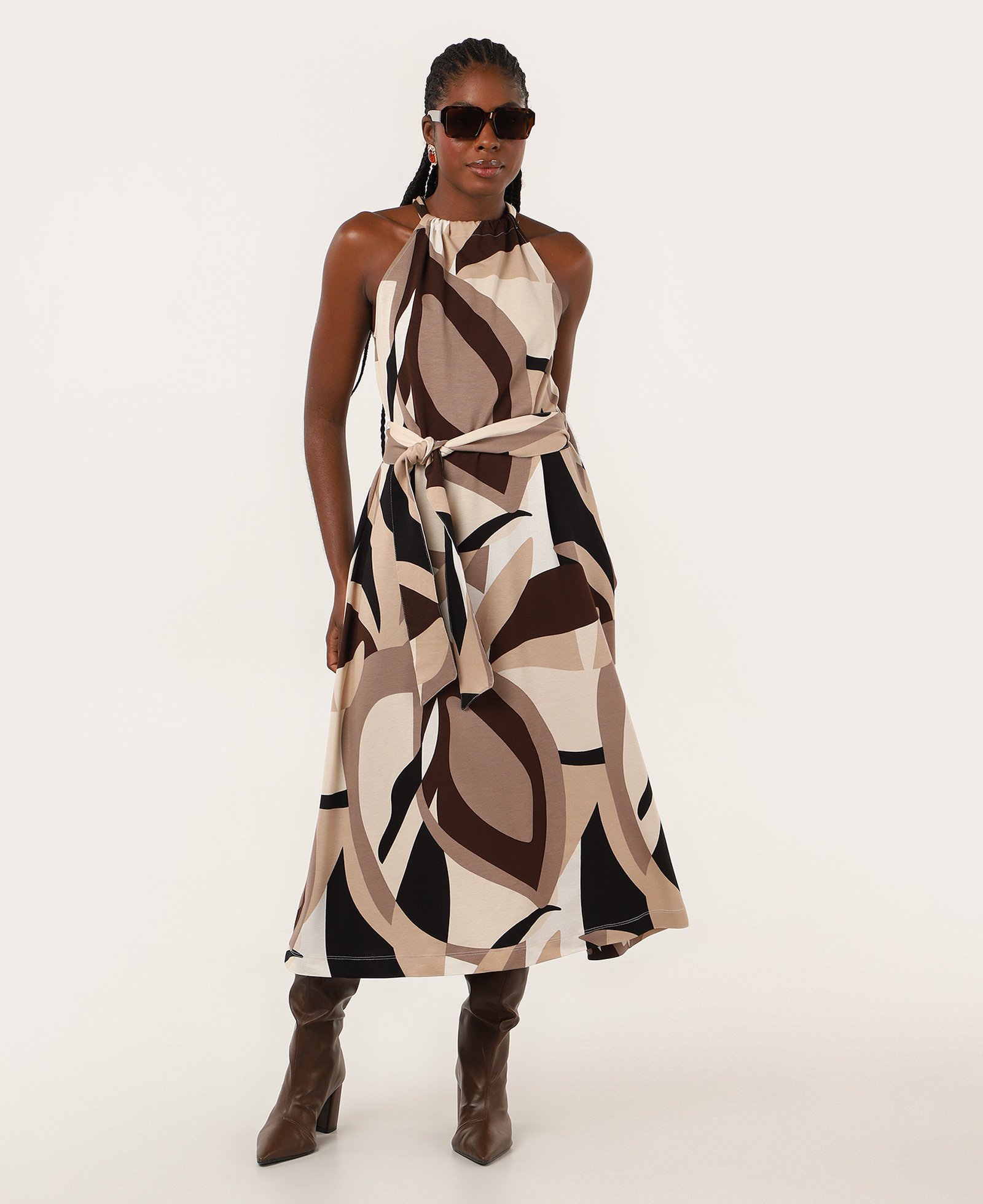 Vestido midi evasê Helena em viscose com faixa bege | AK by Riachuelo